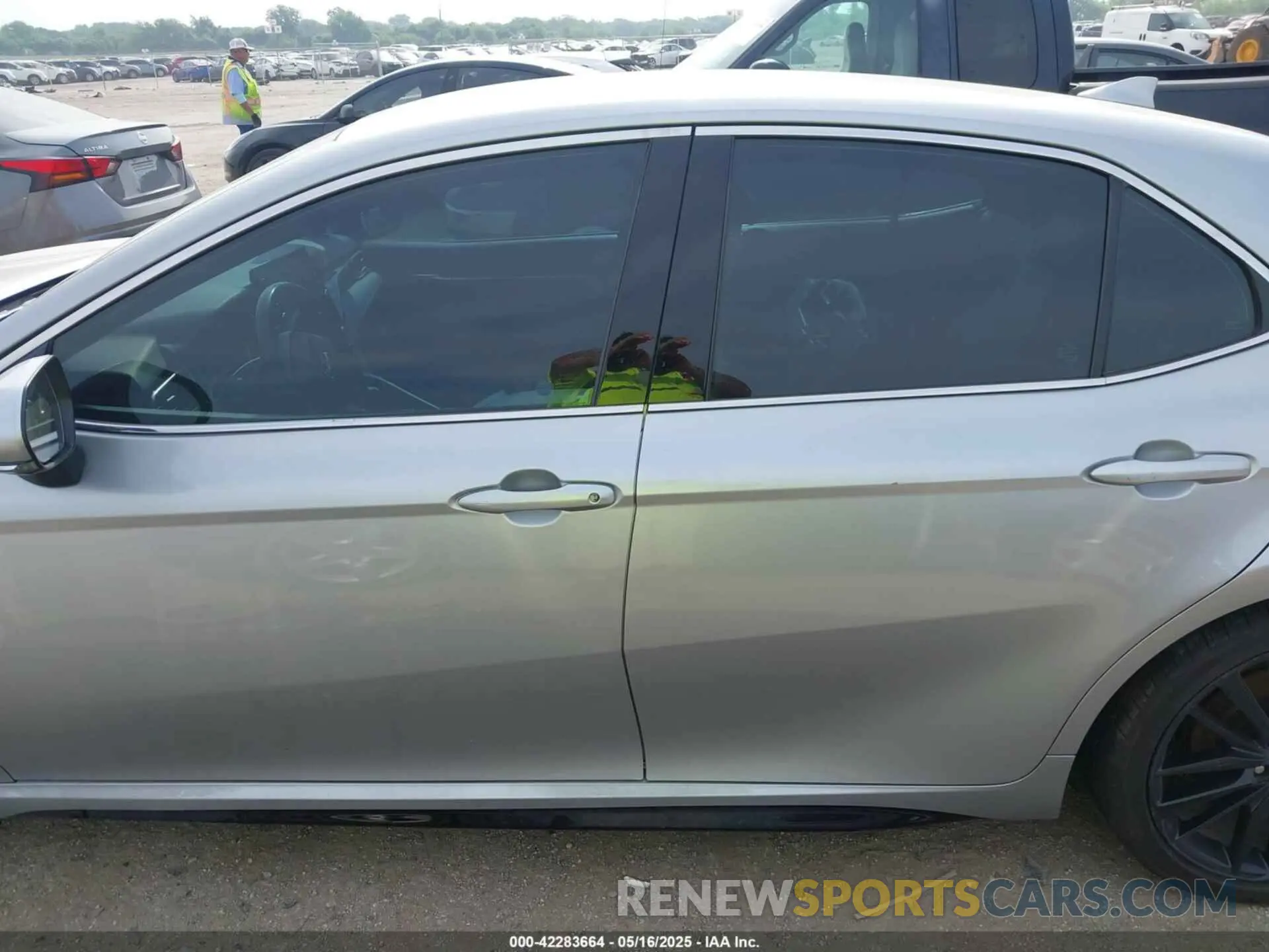 14 Photograph of a damaged car 4T1K61AK6NU027504 TOYOTA CAMRY 2022