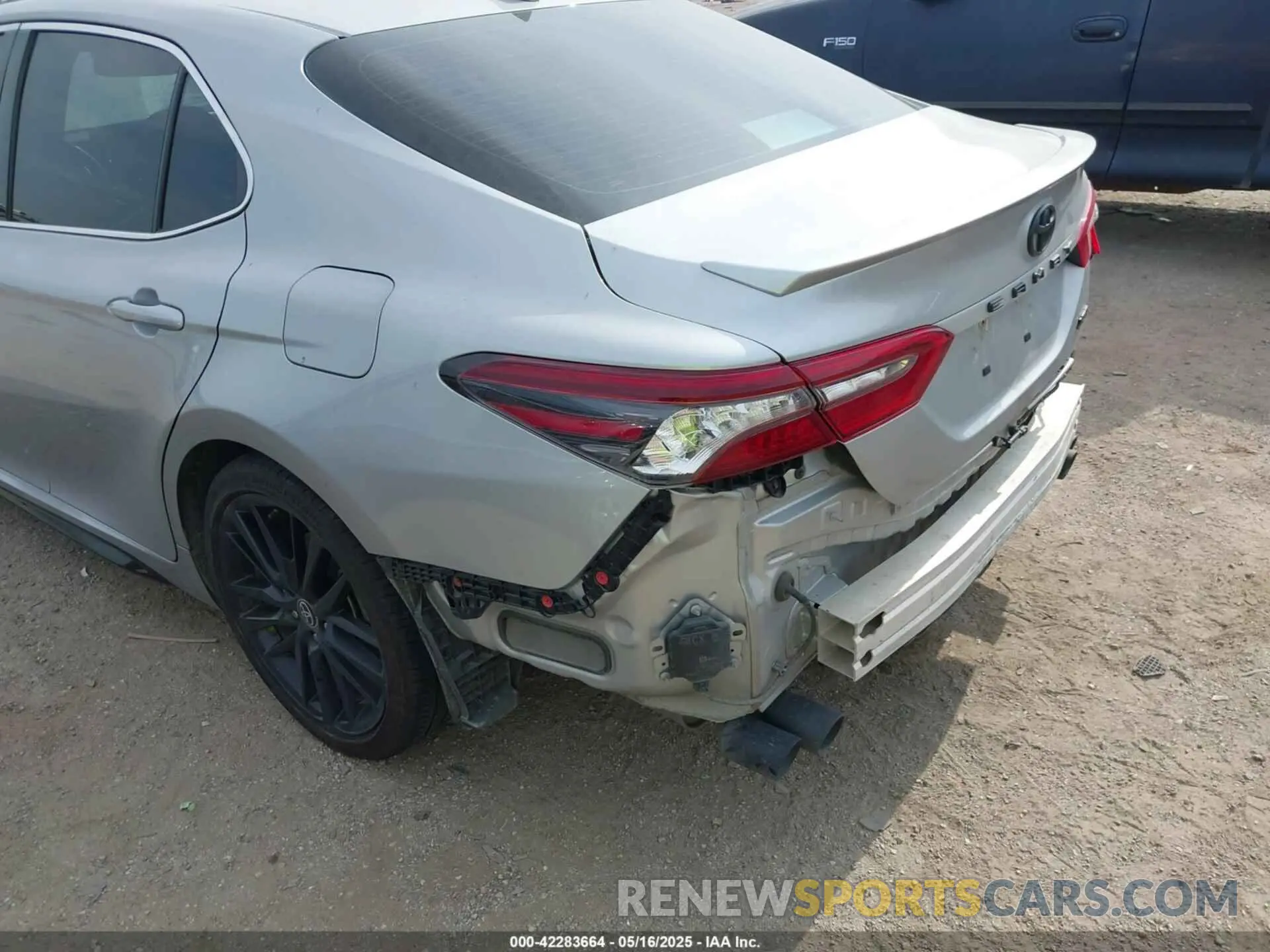 18 Photograph of a damaged car 4T1K61AK6NU027504 TOYOTA CAMRY 2022