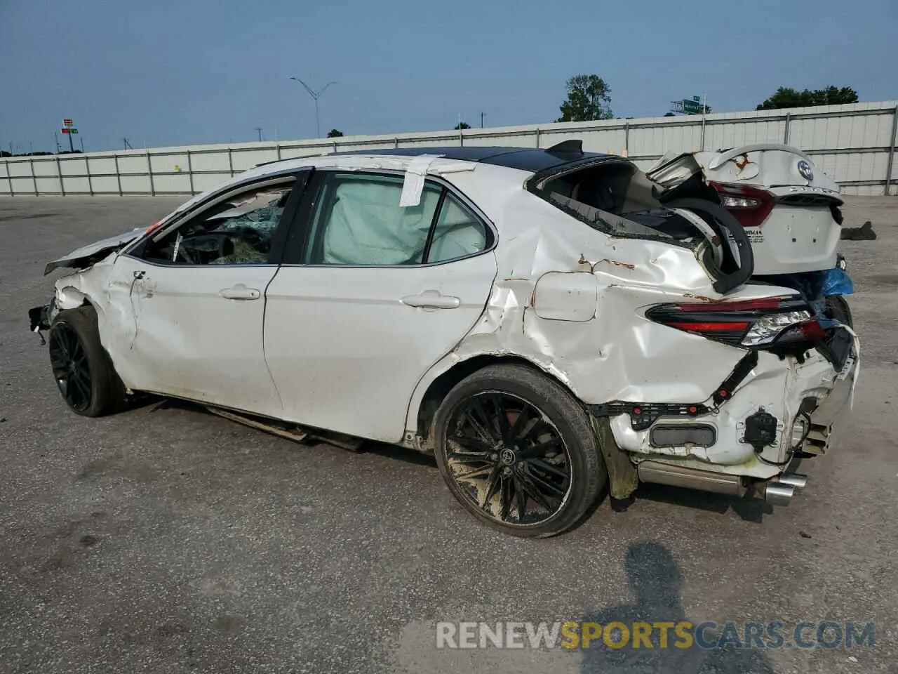 2 Photograph of a damaged car 4T1K61AK7NU009559 TOYOTA CAMRY 2022