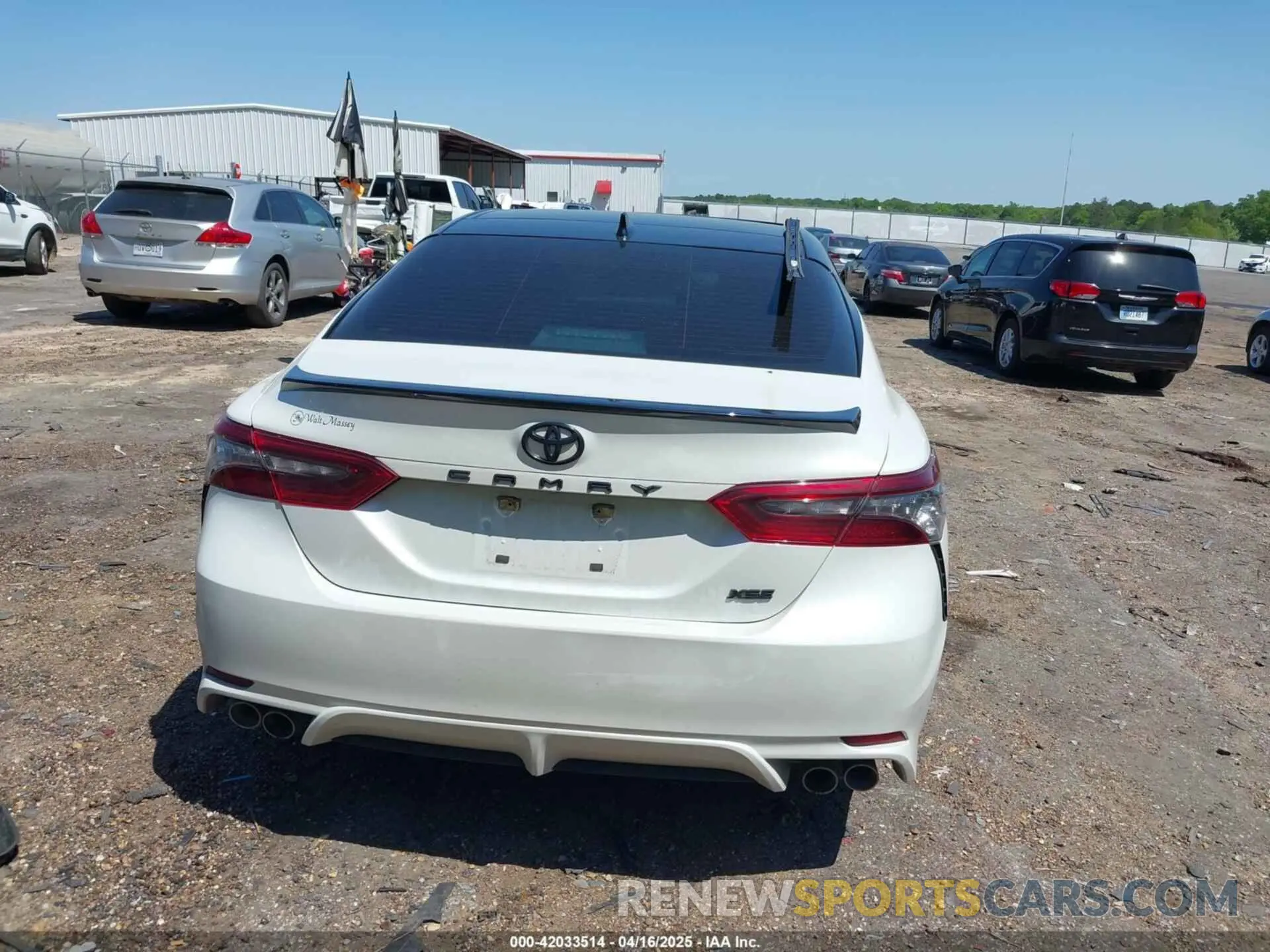 17 Photograph of a damaged car 4T1K61AKXNU073823 TOYOTA CAMRY 2022