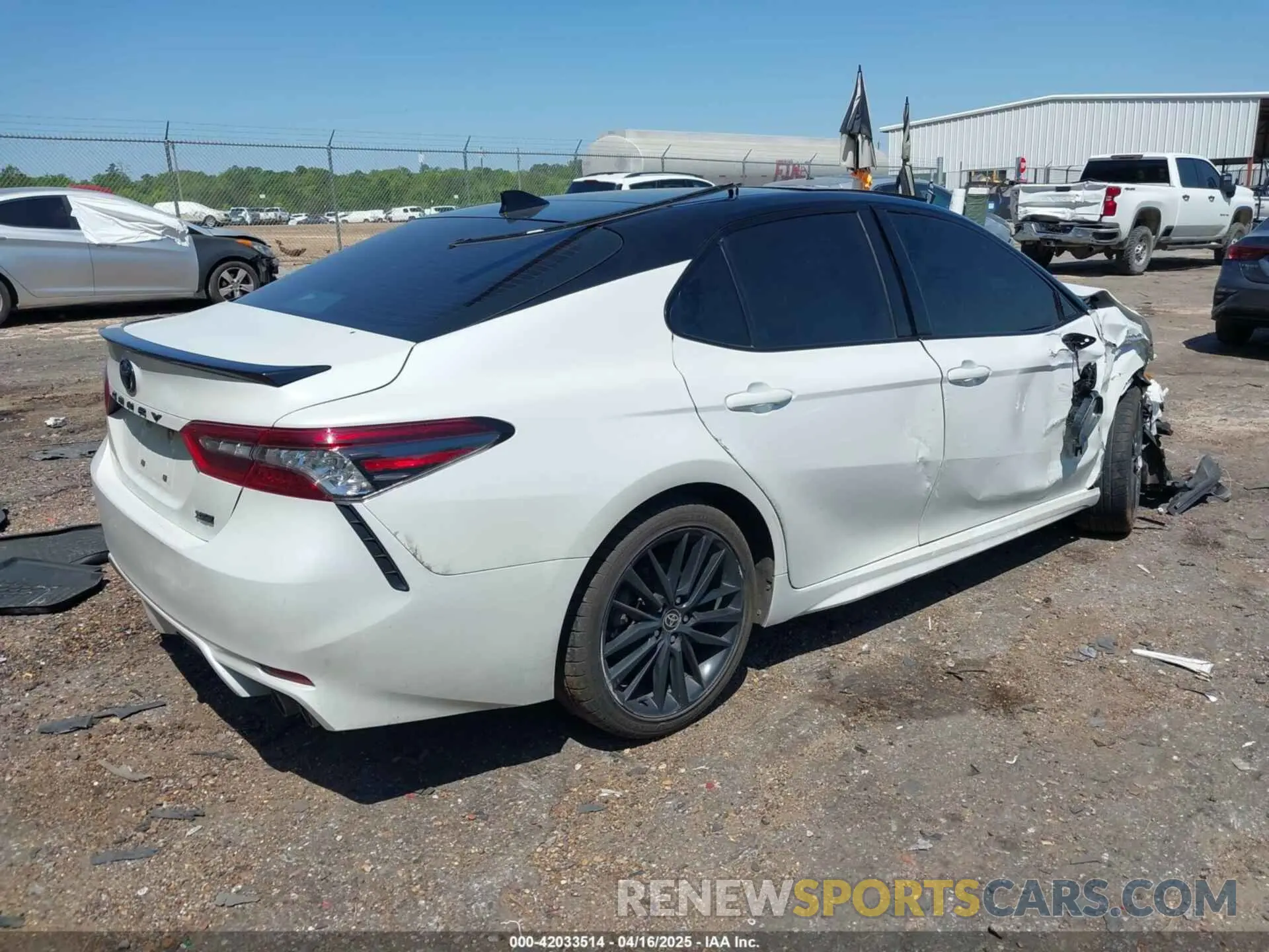 4 Photograph of a damaged car 4T1K61AKXNU073823 TOYOTA CAMRY 2022