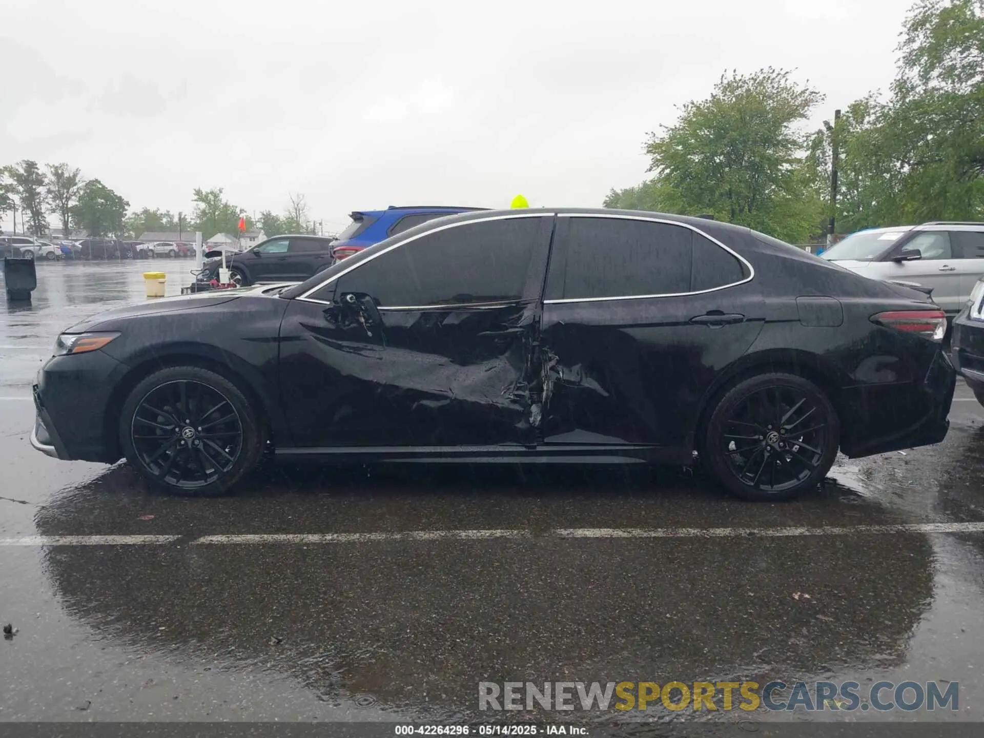 14 Photograph of a damaged car 4T1K61BK4NU056210 TOYOTA CAMRY 2022