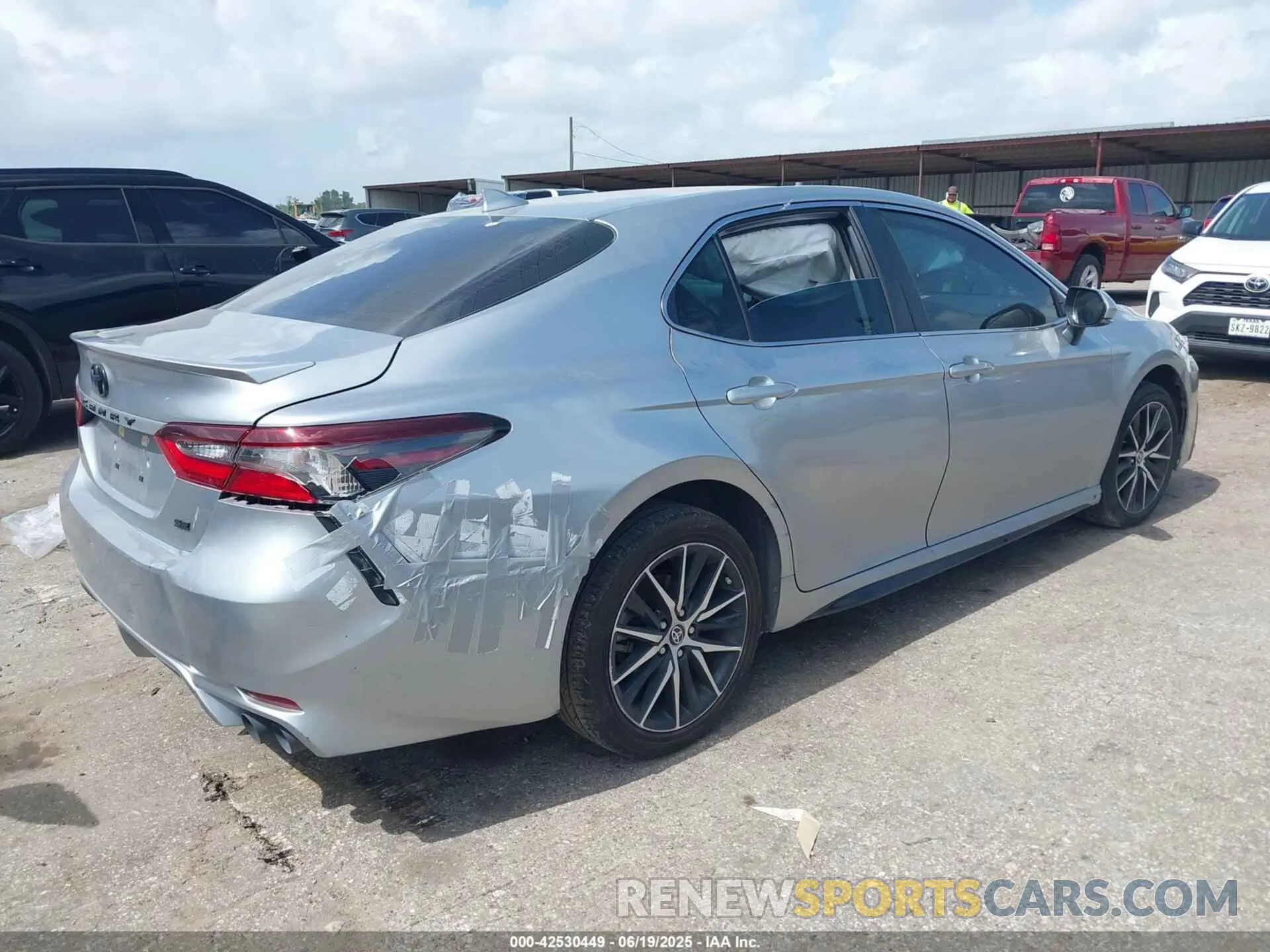 4 Photograph of a damaged car 4T1T11AK3NU643468 TOYOTA CAMRY 2022