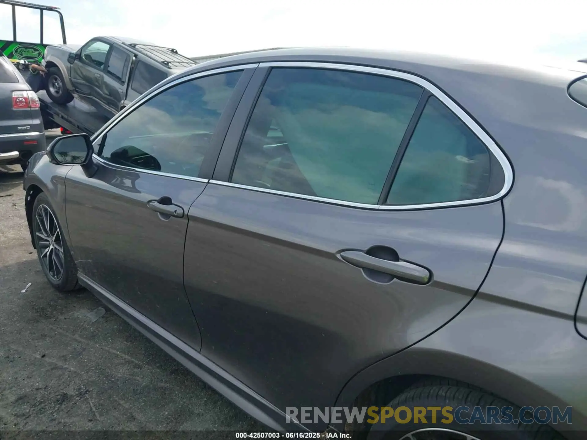 15 Photograph of a damaged car 4T1T11AK4NU013779 TOYOTA CAMRY 2022