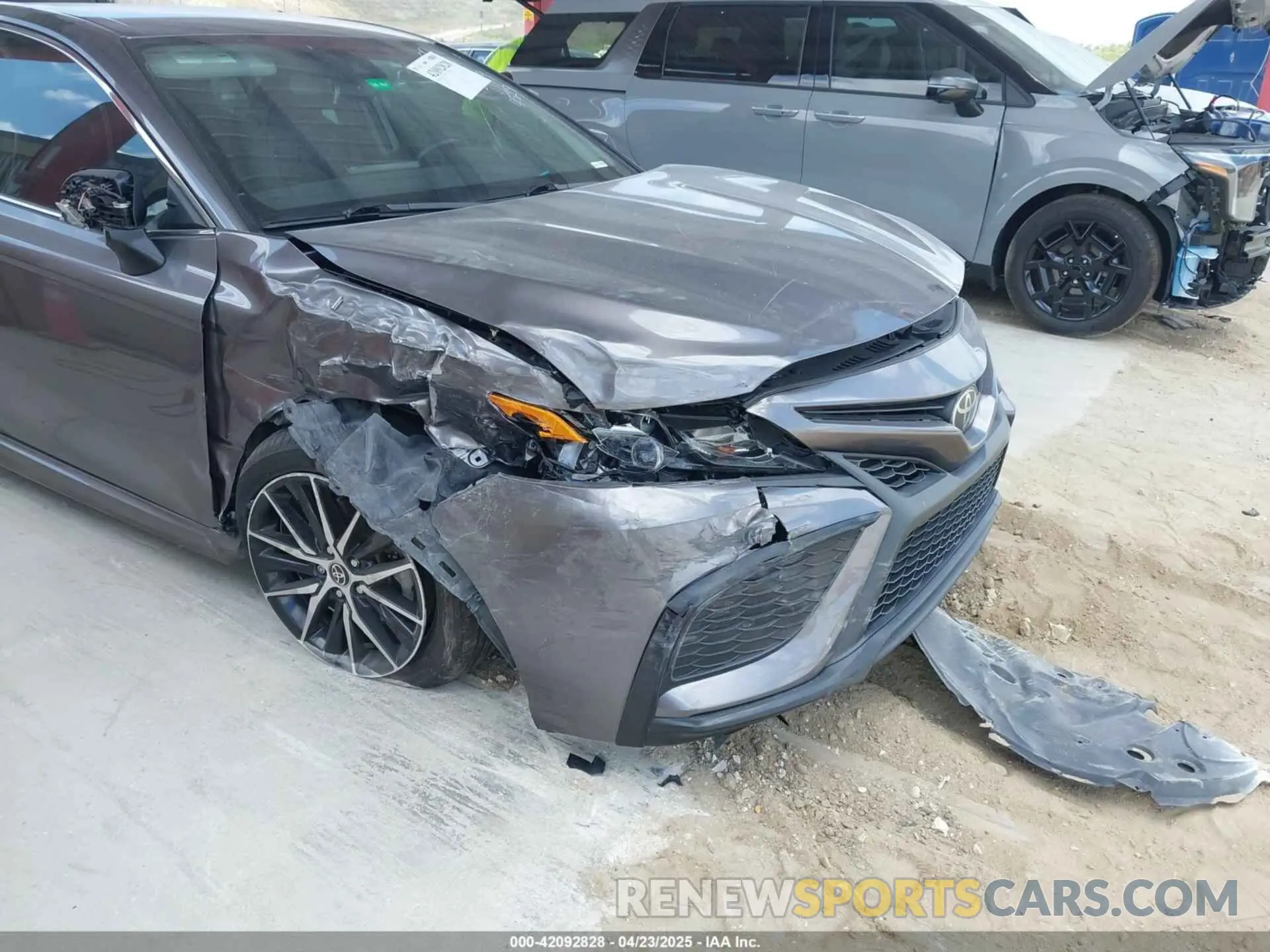 6 Photograph of a damaged car 4T1T11AK6NU639527 TOYOTA CAMRY 2022