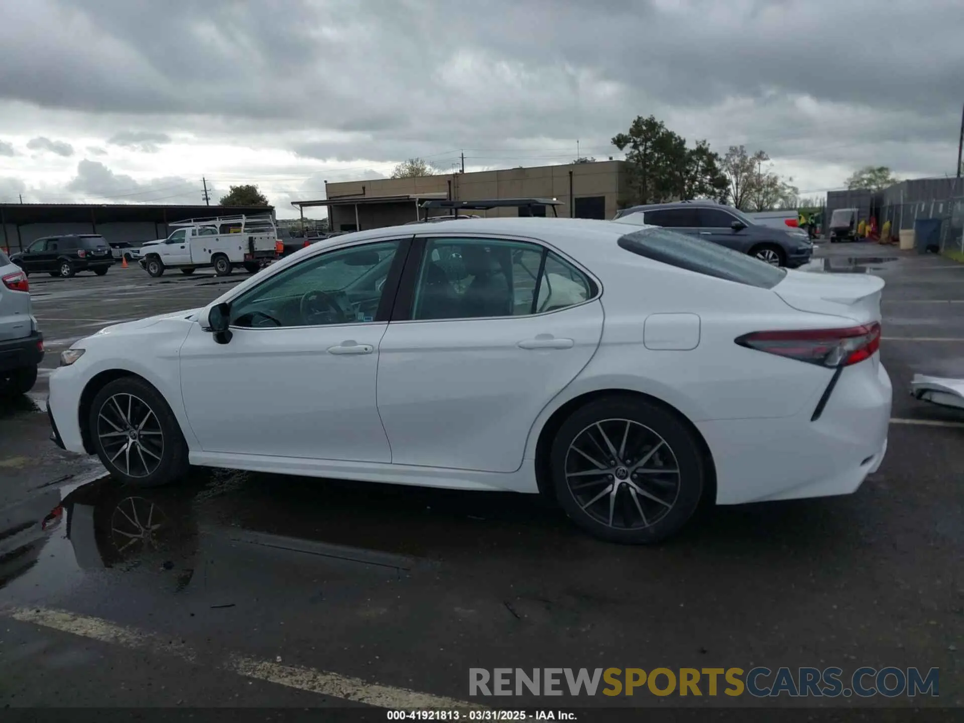 15 Photograph of a damaged car 4T1T11AK6NU641990 TOYOTA CAMRY 2022
