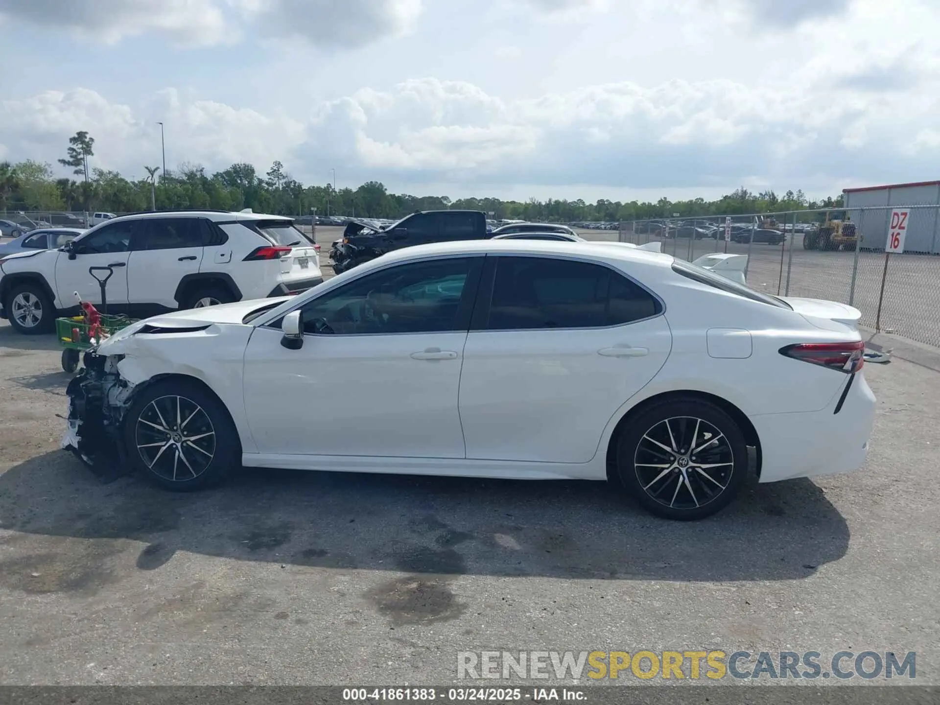 14 Photograph of a damaged car 4T1T11AK7NU668664 TOYOTA CAMRY 2022