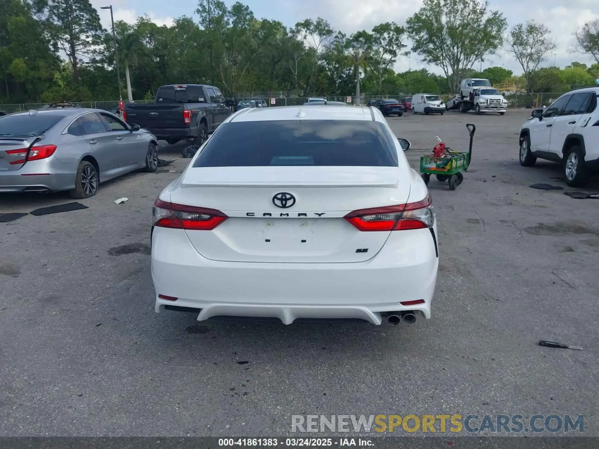 16 Photograph of a damaged car 4T1T11AK7NU668664 TOYOTA CAMRY 2022