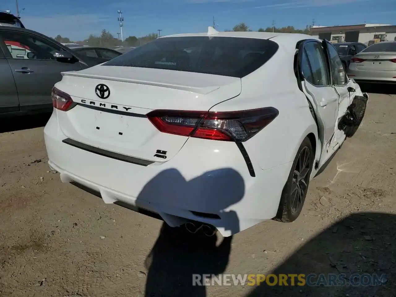 4 Photograph of a damaged car 4T1T11BK0NU060970 TOYOTA CAMRY 2022