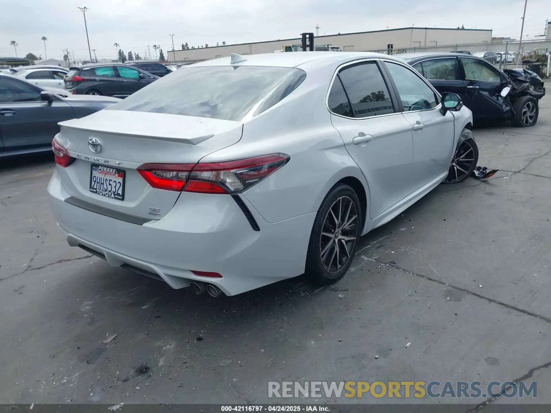 4 Photograph of a damaged car 4T1T11BK7NU060416 TOYOTA CAMRY 2022