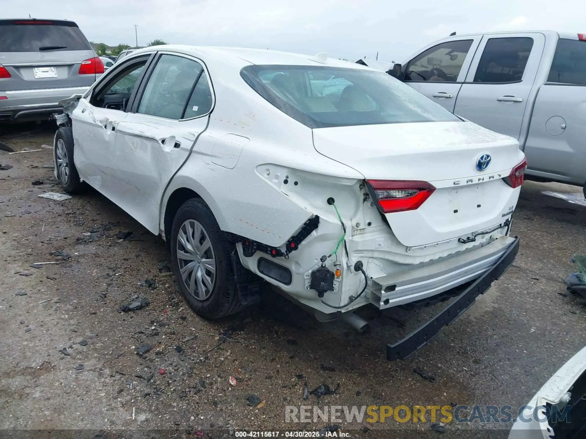 3 Photograph of a damaged car 4T1C31AK8PU611354 TOYOTA CAMRY 2023