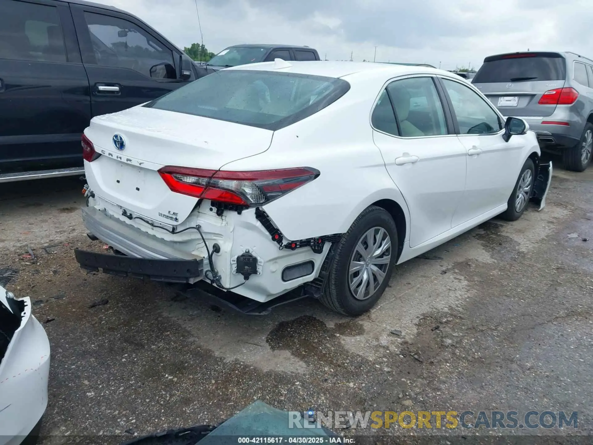 4 Photograph of a damaged car 4T1C31AK8PU611354 TOYOTA CAMRY 2023