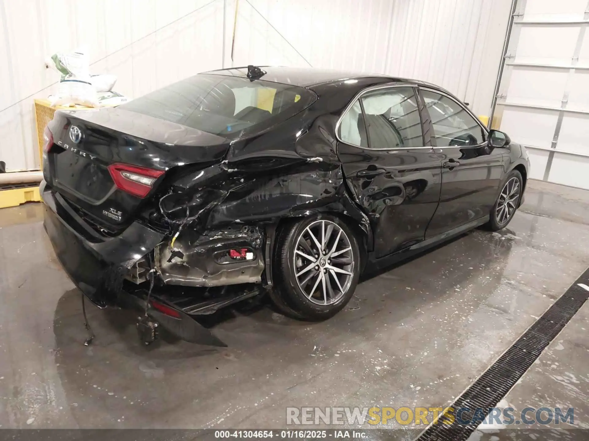 4 Photograph of a damaged car 4T1F31AK5PU611888 TOYOTA CAMRY 2023