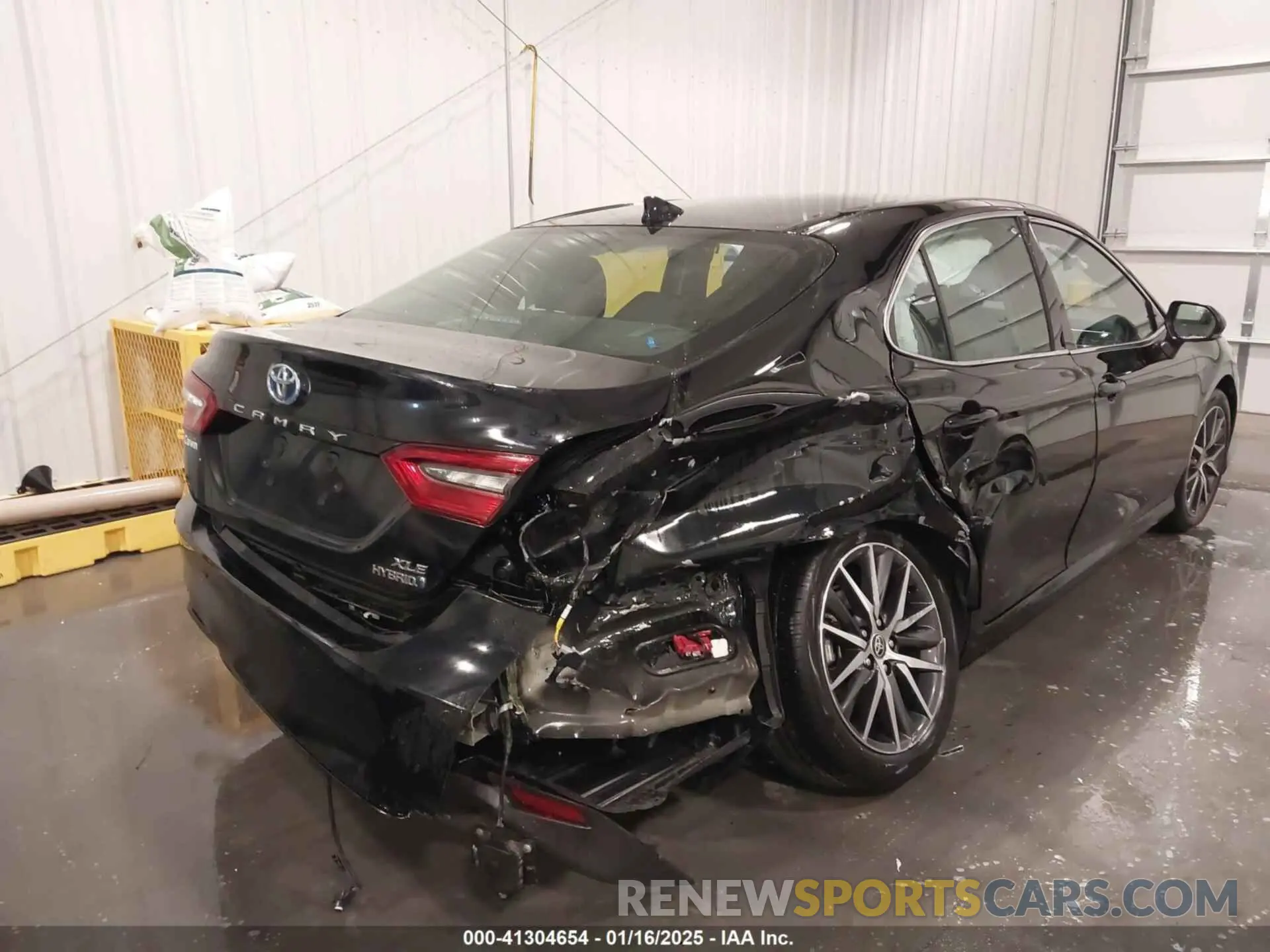 6 Photograph of a damaged car 4T1F31AK5PU611888 TOYOTA CAMRY 2023