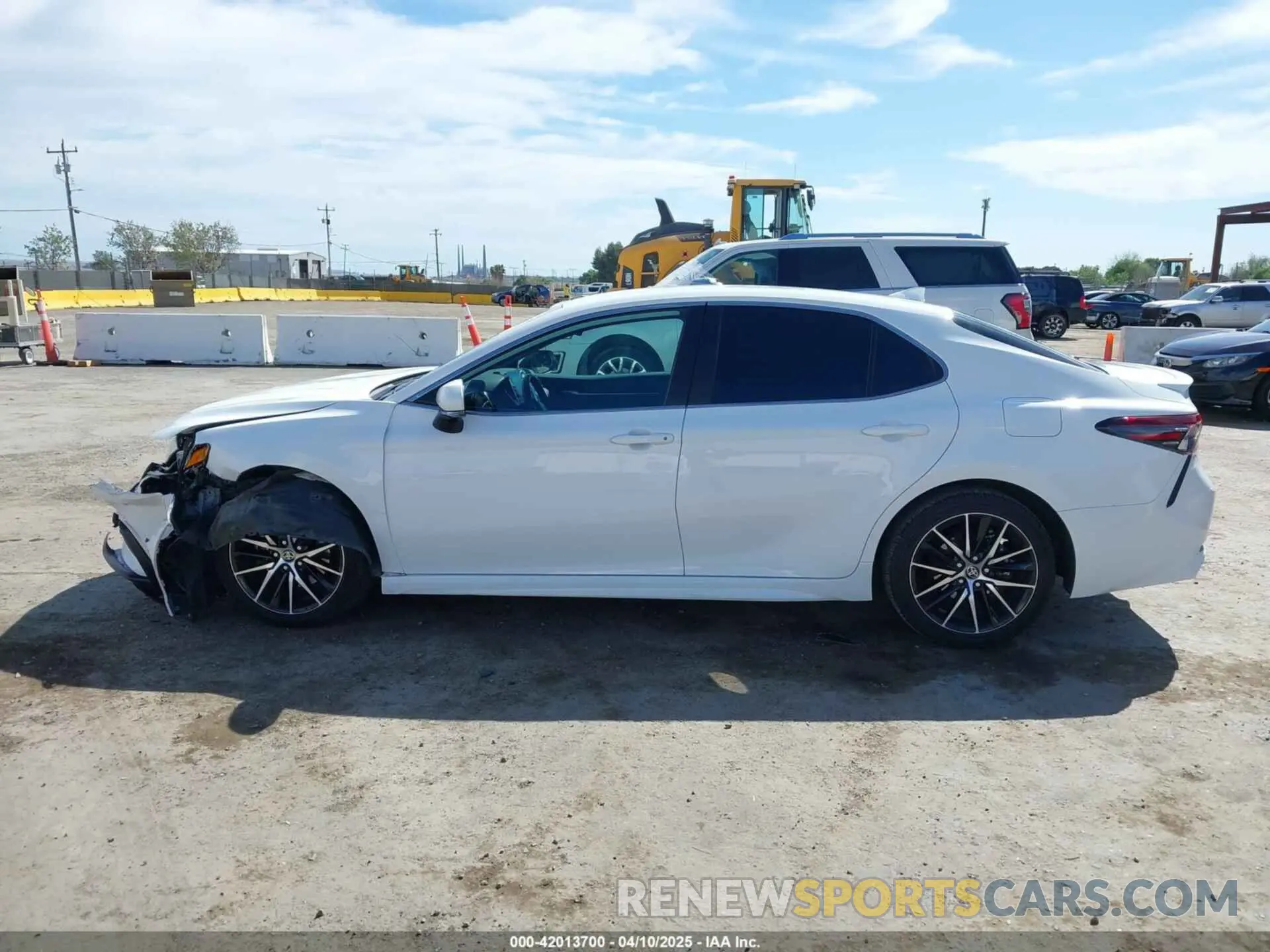 14 Photograph of a damaged car 4T1G31AK3PU615412 TOYOTA CAMRY 2023