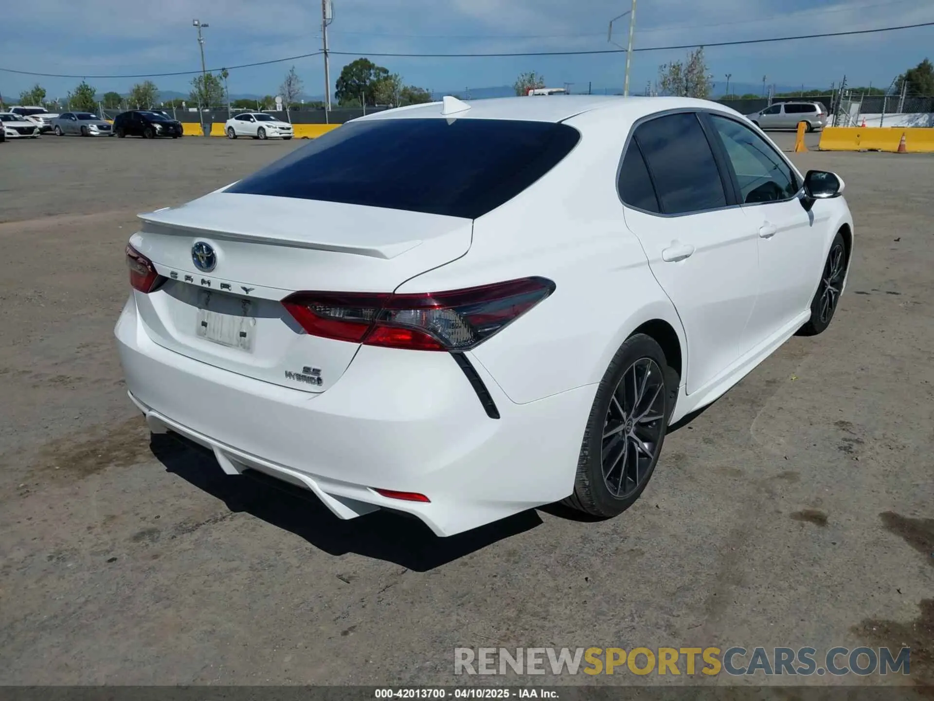 4 Photograph of a damaged car 4T1G31AK3PU615412 TOYOTA CAMRY 2023