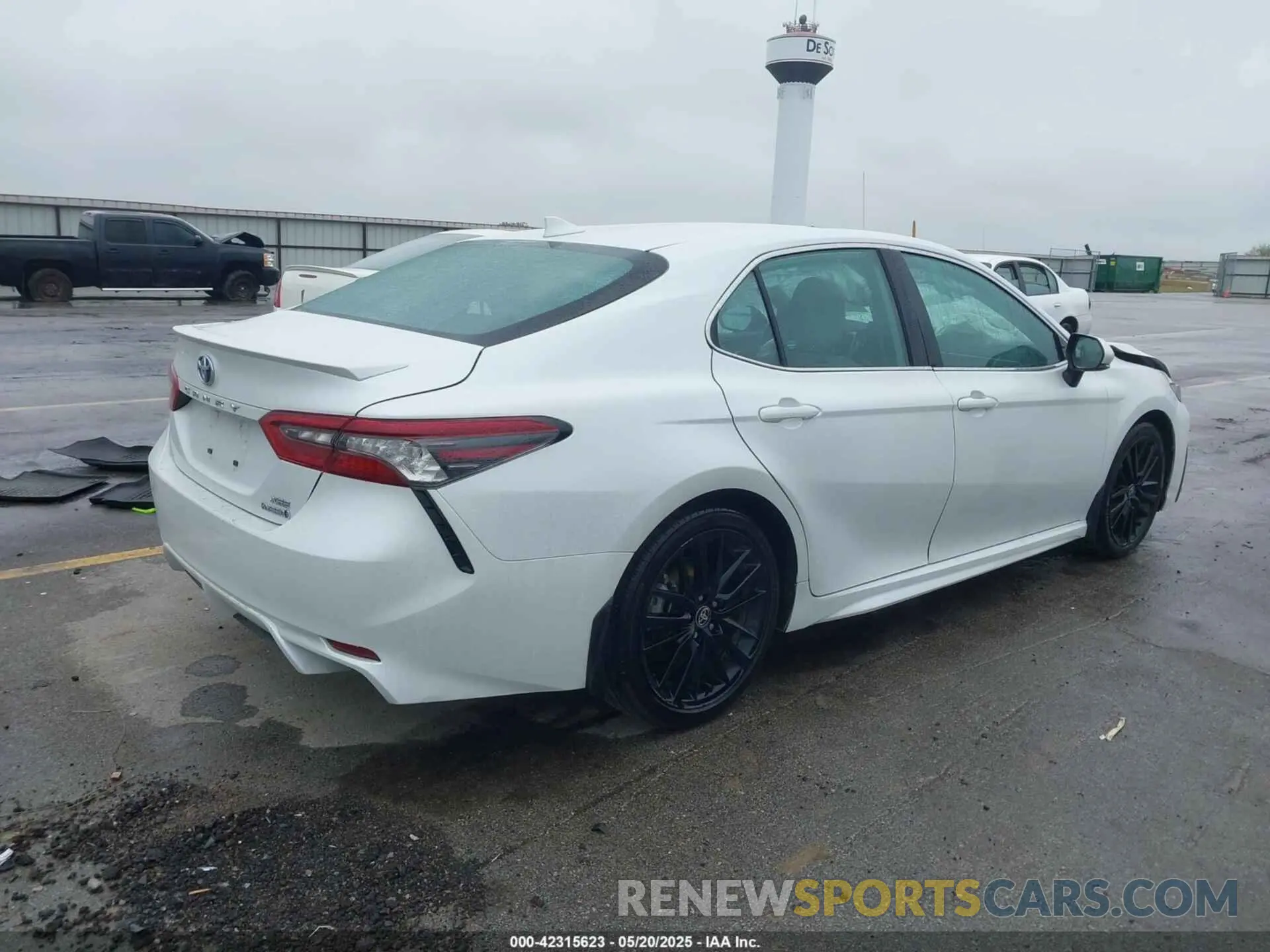 4 Photograph of a damaged car 4T1K31AK1PU603690 TOYOTA CAMRY 2023
