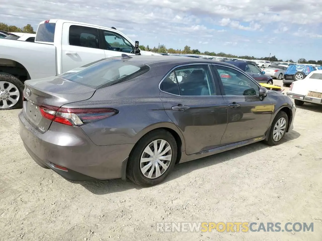 3 Photograph of a damaged car 4T1C31AK2RU631893 TOYOTA CAMRY 2024