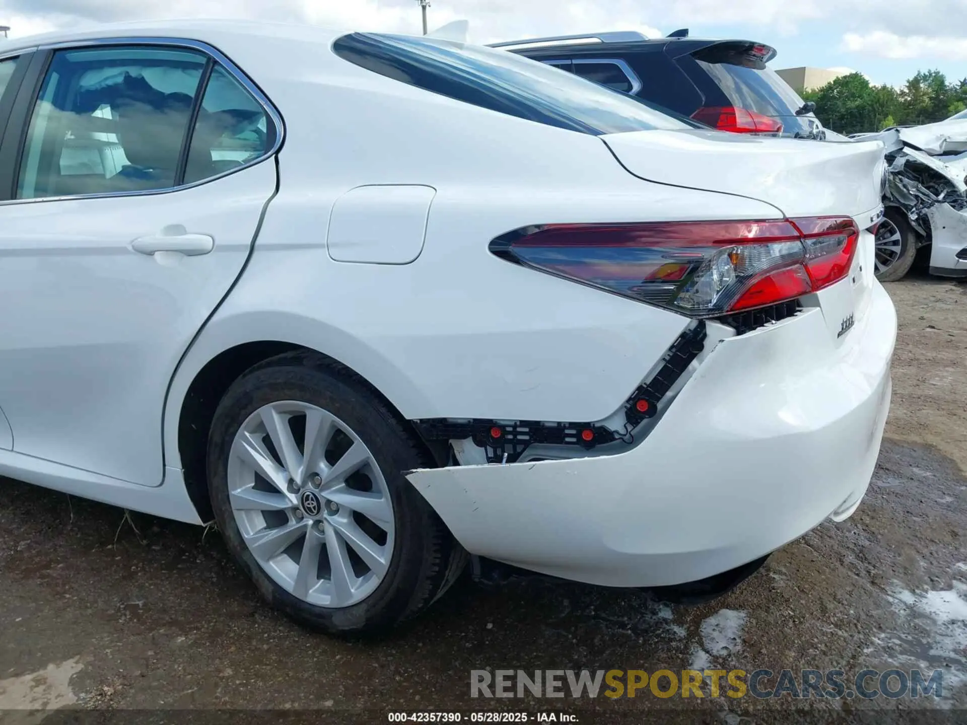 6 Photograph of a damaged car 4T1R11AK1RU909862 TOYOTA CAMRY 2024