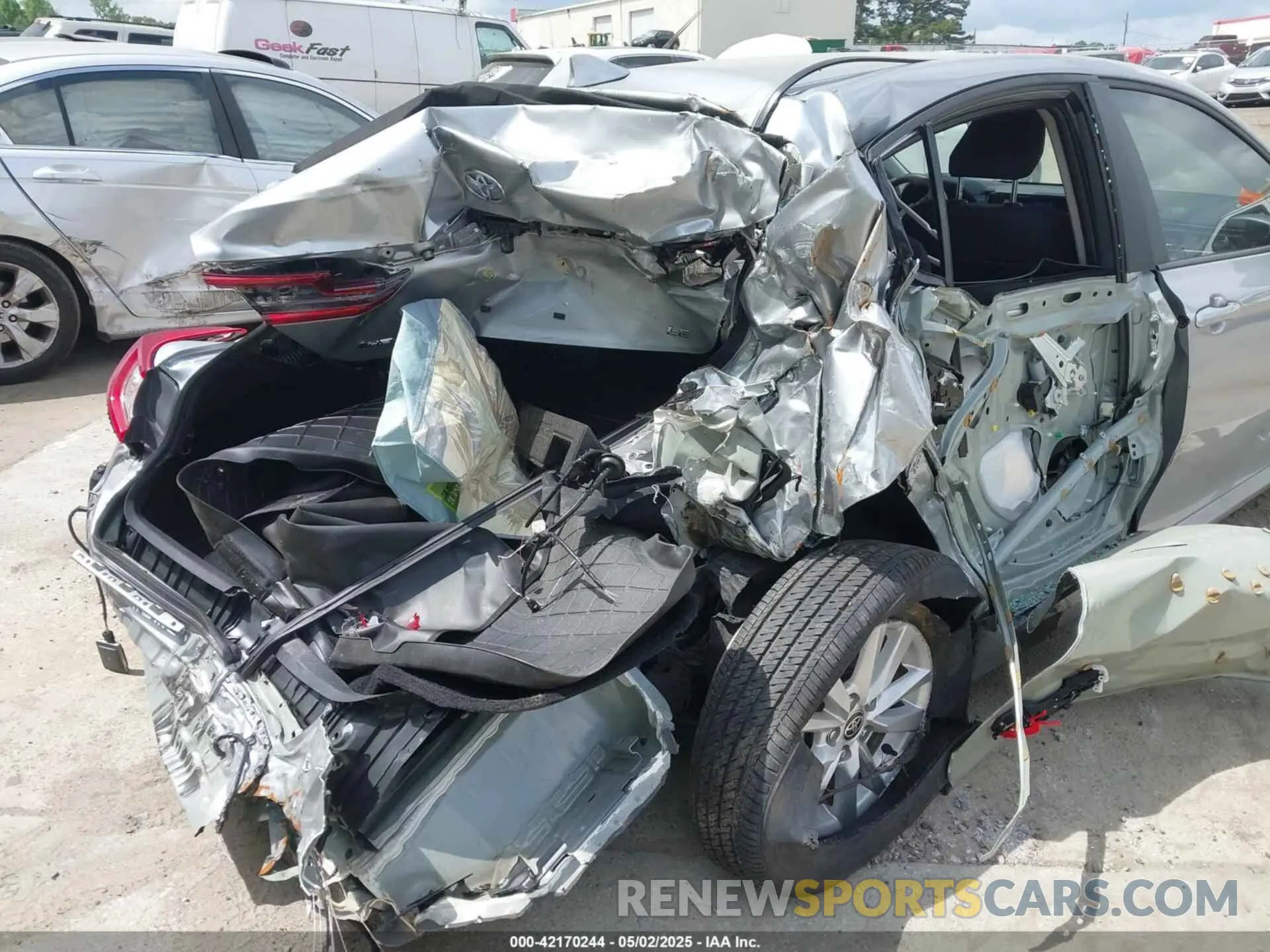 18 Photograph of a damaged car 4T1DAACKXSU037811 TOYOTA CAMRY 2025