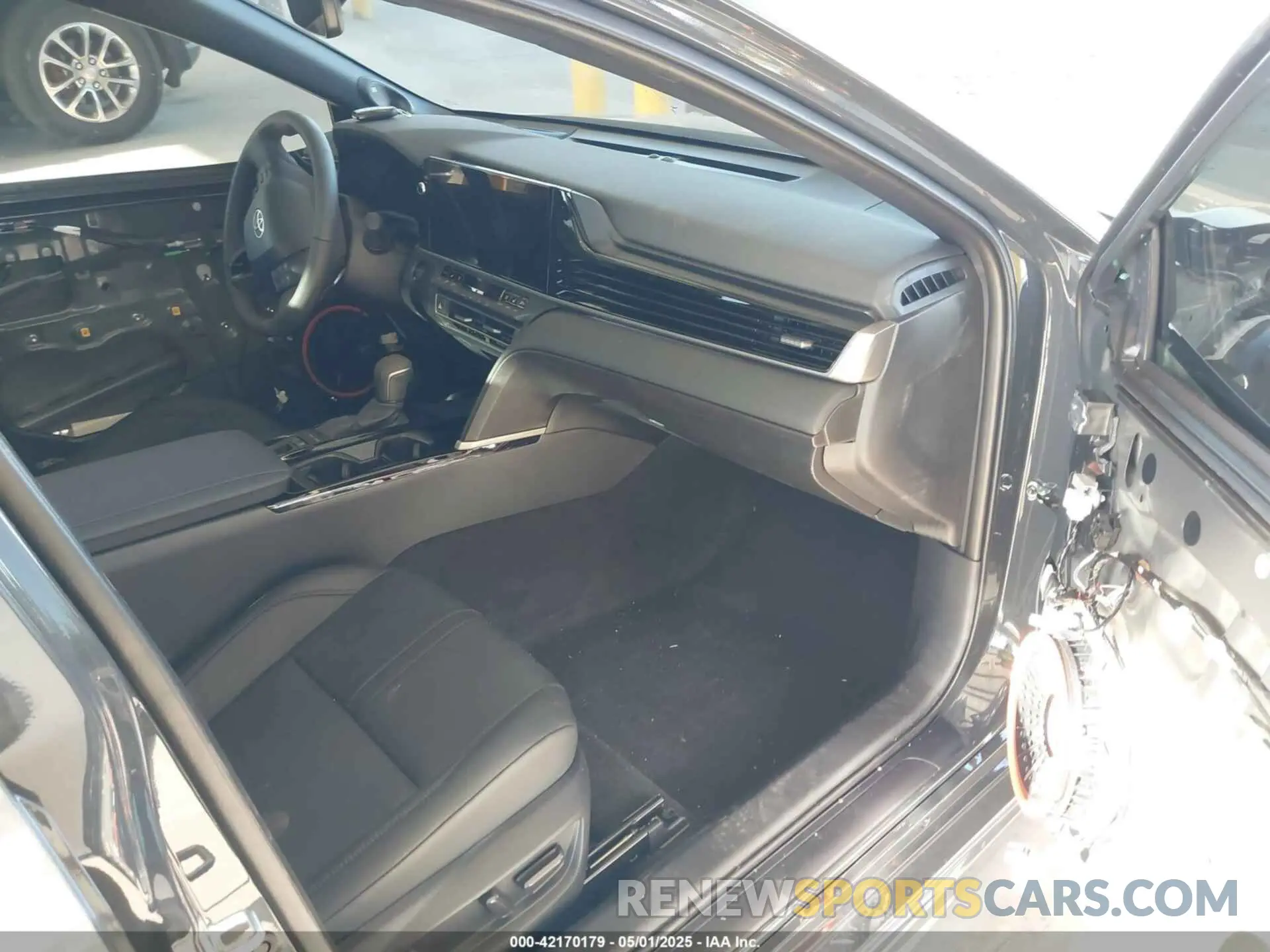 5 Photograph of a damaged car 4T1DBADK0SU016820 TOYOTA CAMRY 2025