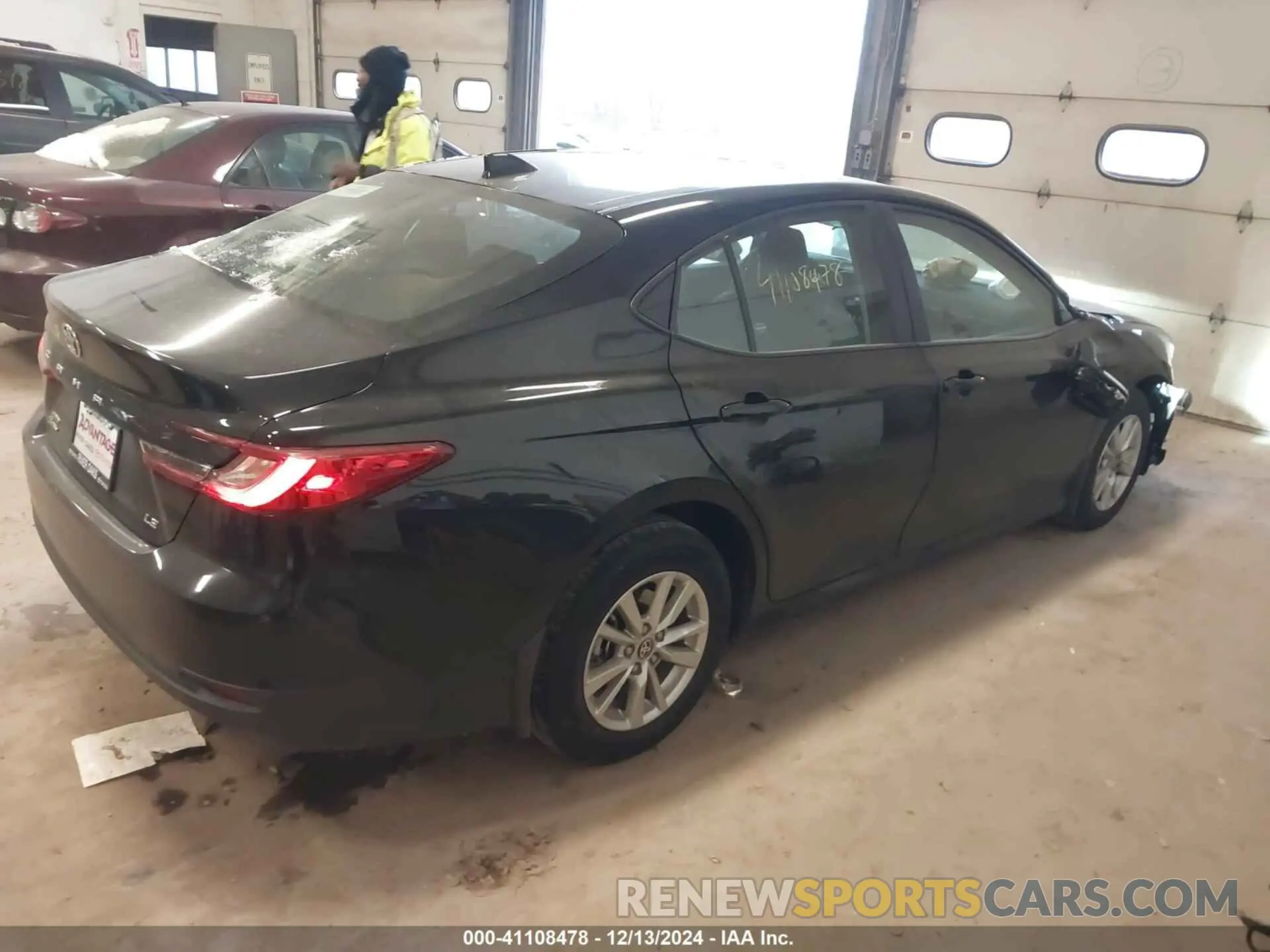 4 Photograph of a damaged car 4T1DBADK1SU515044 TOYOTA CAMRY 2025