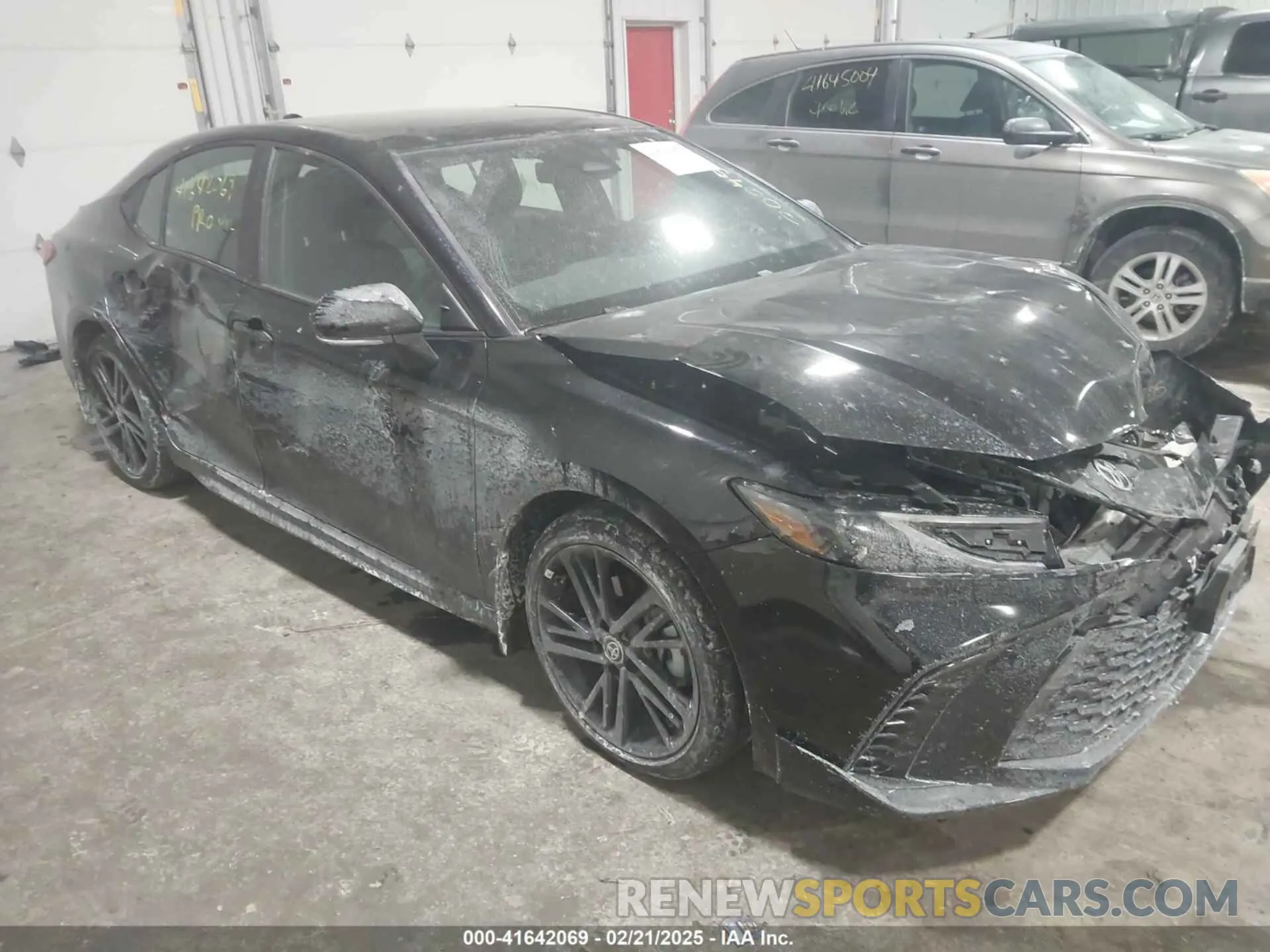 1 Photograph of a damaged car 4T1DBADK3SU509830 TOYOTA CAMRY 2025