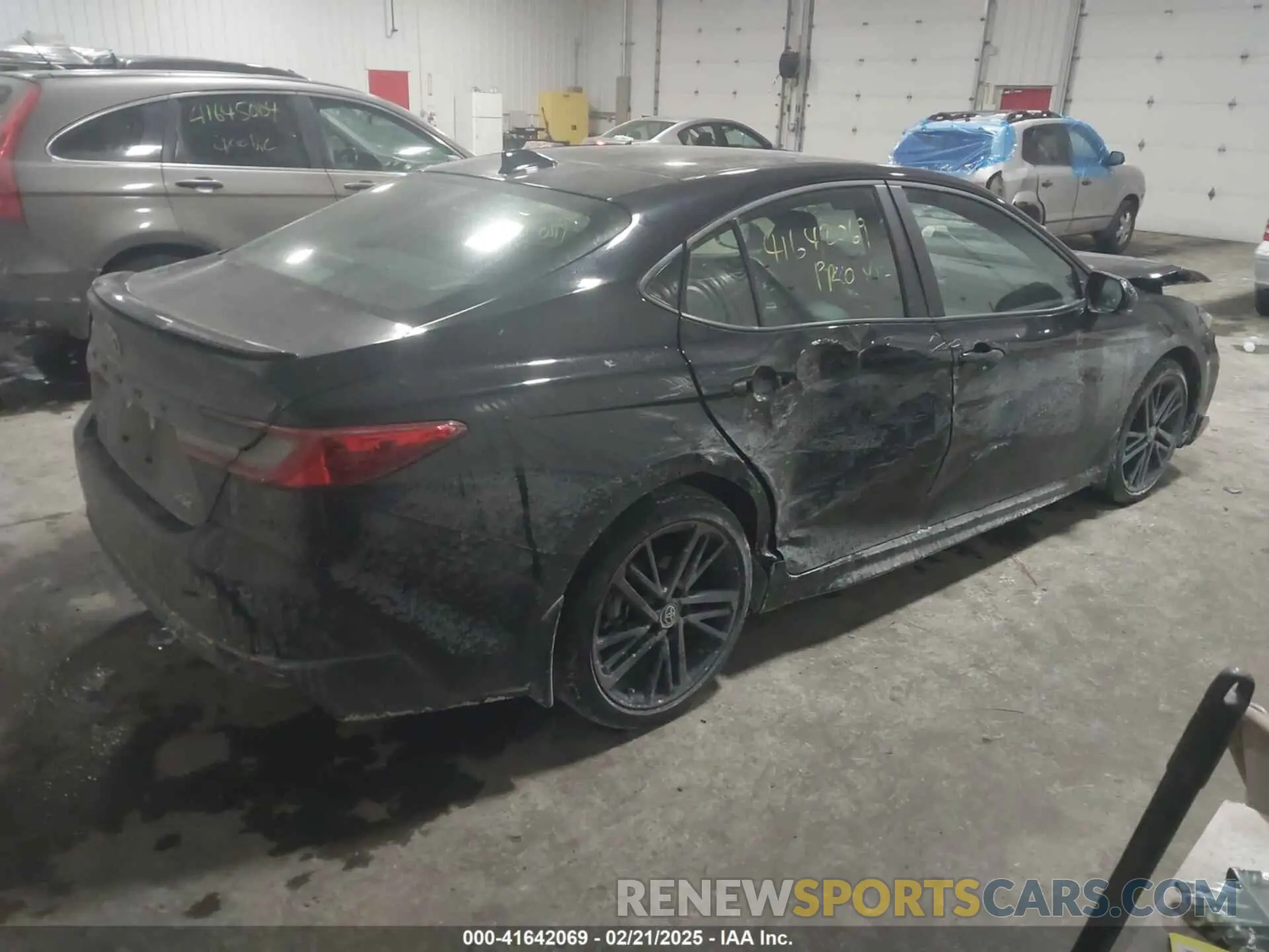 4 Photograph of a damaged car 4T1DBADK3SU509830 TOYOTA CAMRY 2025
