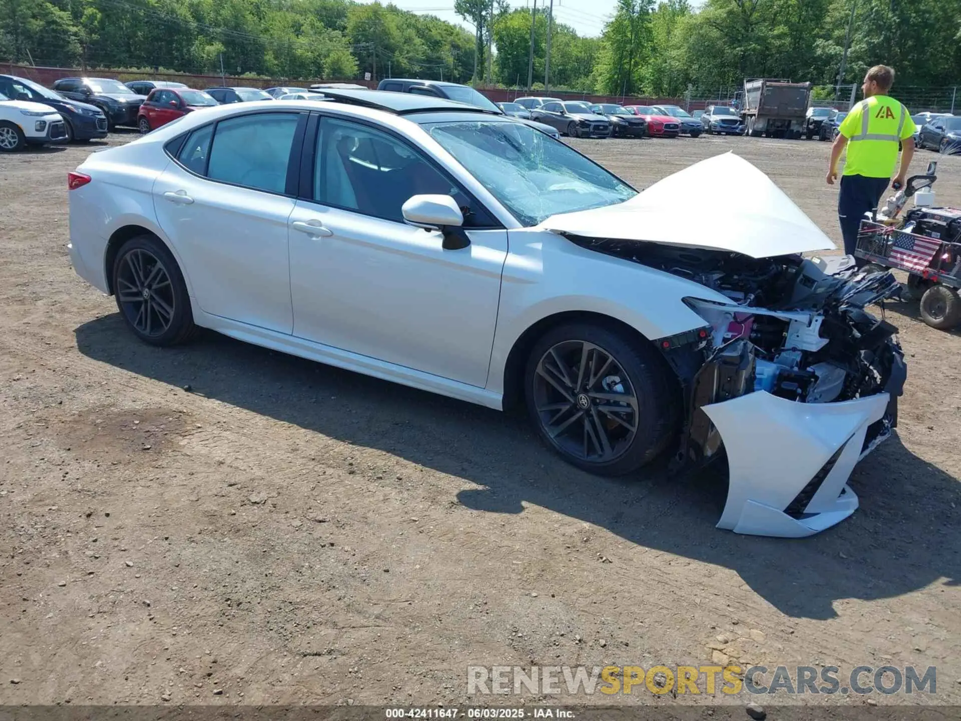 1 Photograph of a damaged car 4T1DBADK4SU509867 TOYOTA CAMRY 2025