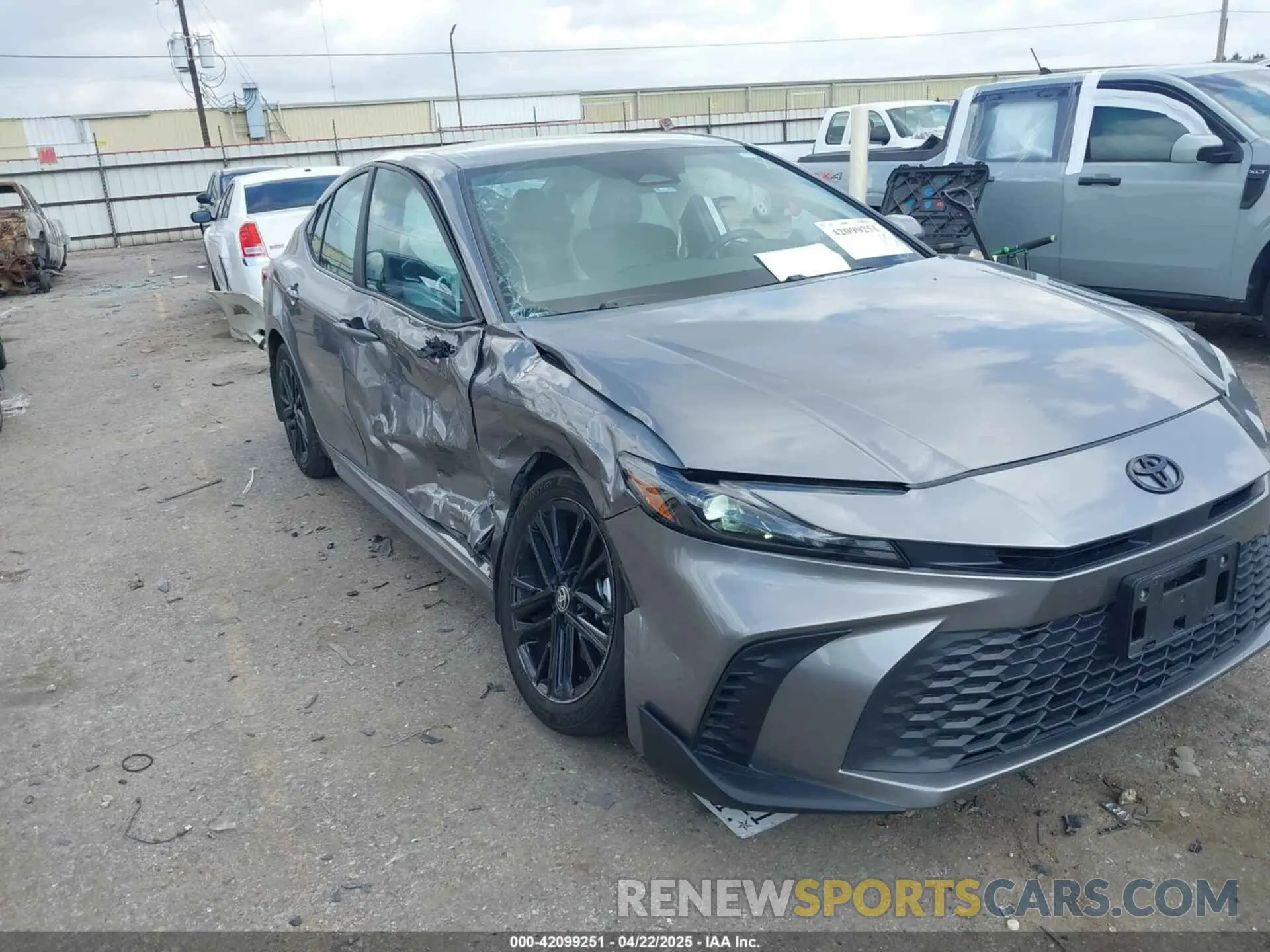 1 Photograph of a damaged car 4T1DBADK4SU510470 TOYOTA CAMRY 2025