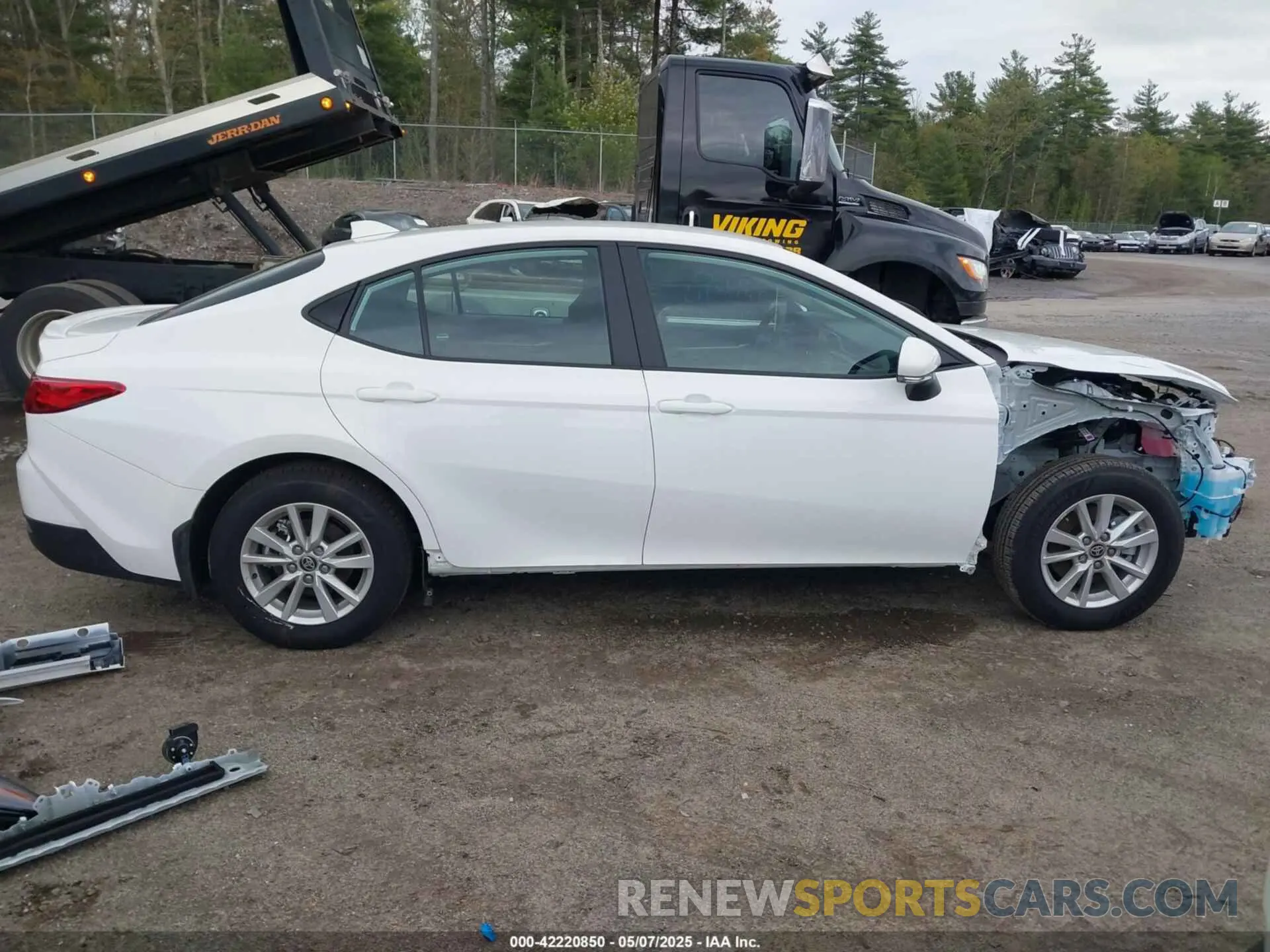14 Photograph of a damaged car 4T1DBADK5SU522109 TOYOTA CAMRY 2025