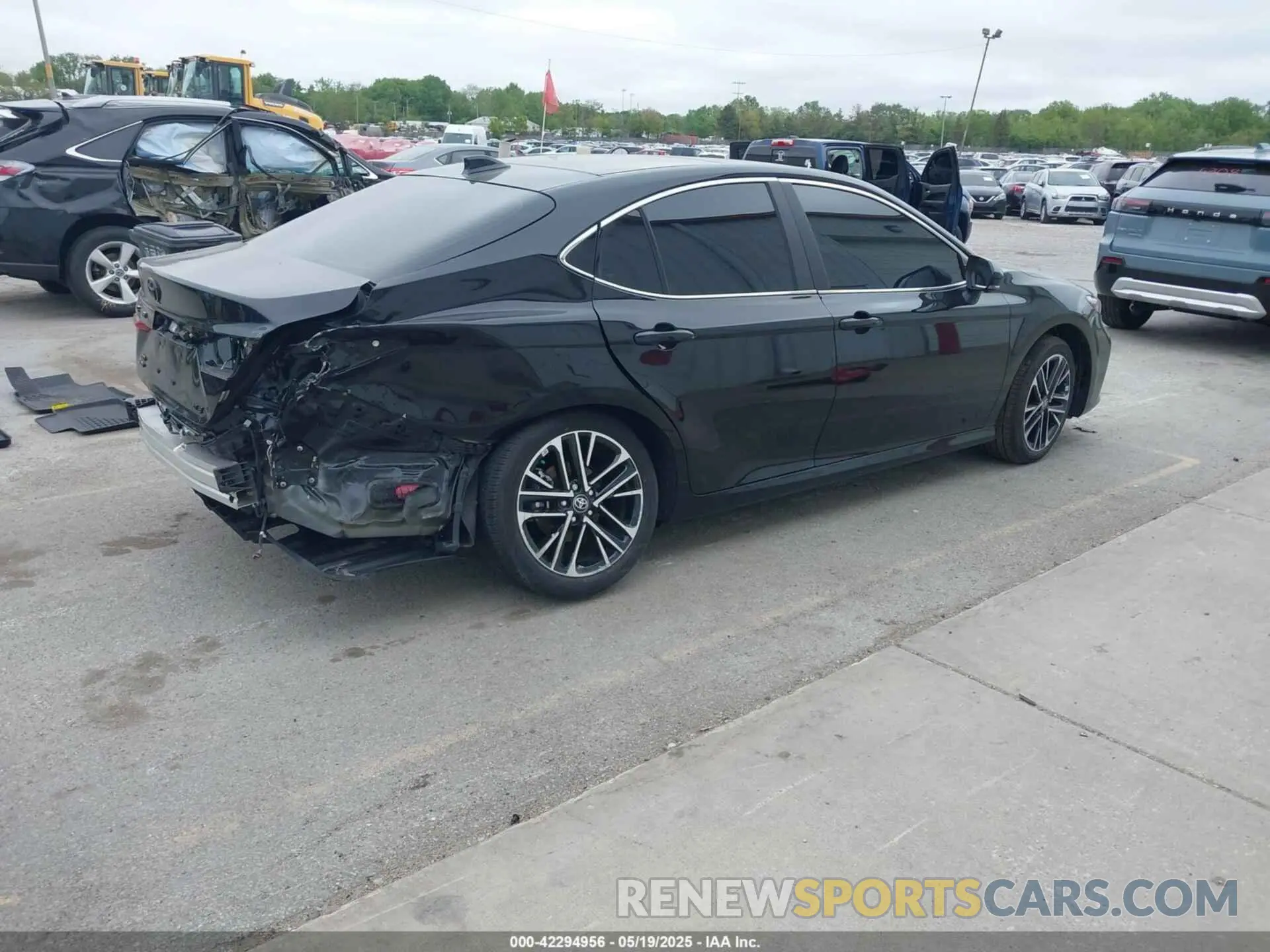 4 Photograph of a damaged car 4T1DBADK6SU022282 TOYOTA CAMRY 2025