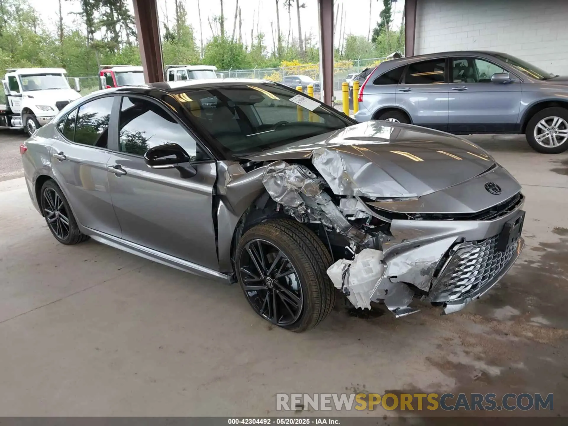 1 Photograph of a damaged car 4T1DBADK8SU520855 TOYOTA CAMRY 2025