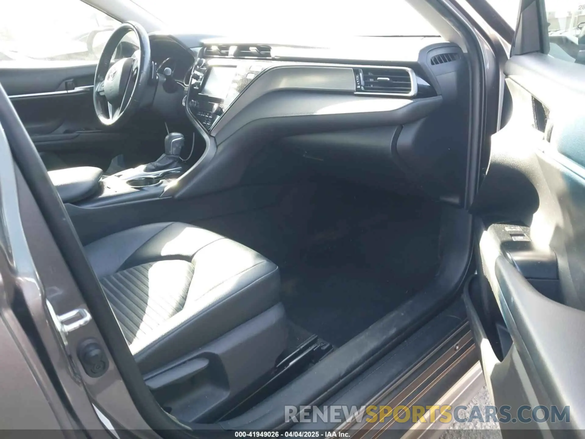 5 Photograph of a damaged car 4T1B21HK0KU513268 TOYOTA CAMRY HYBRID 2019