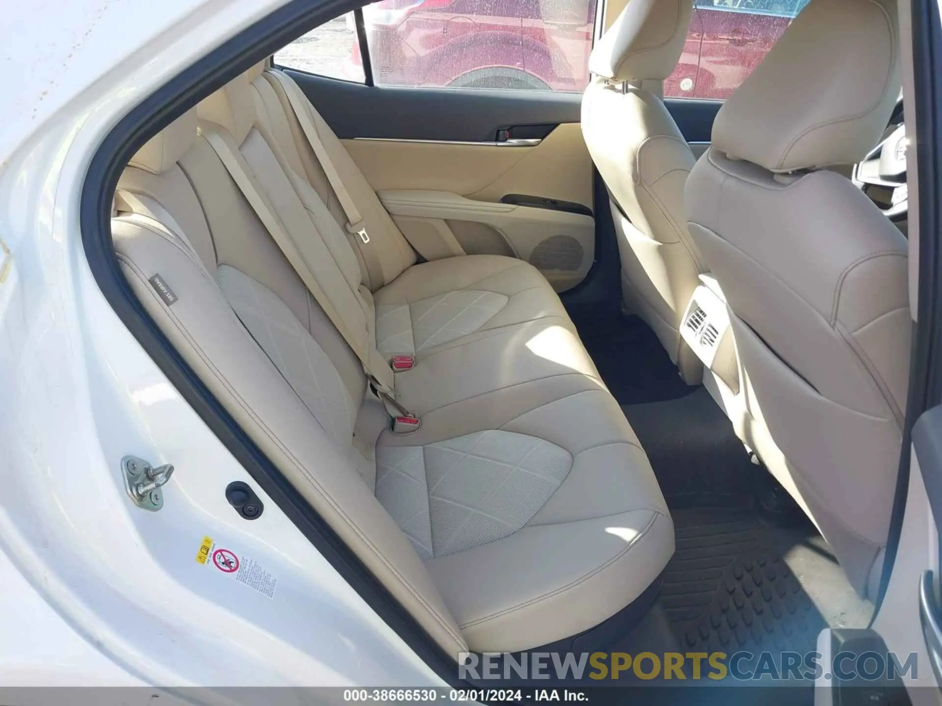 8 Photograph of a damaged car 4T1B21HK1KU516048 TOYOTA CAMRY HYBRID 2019
