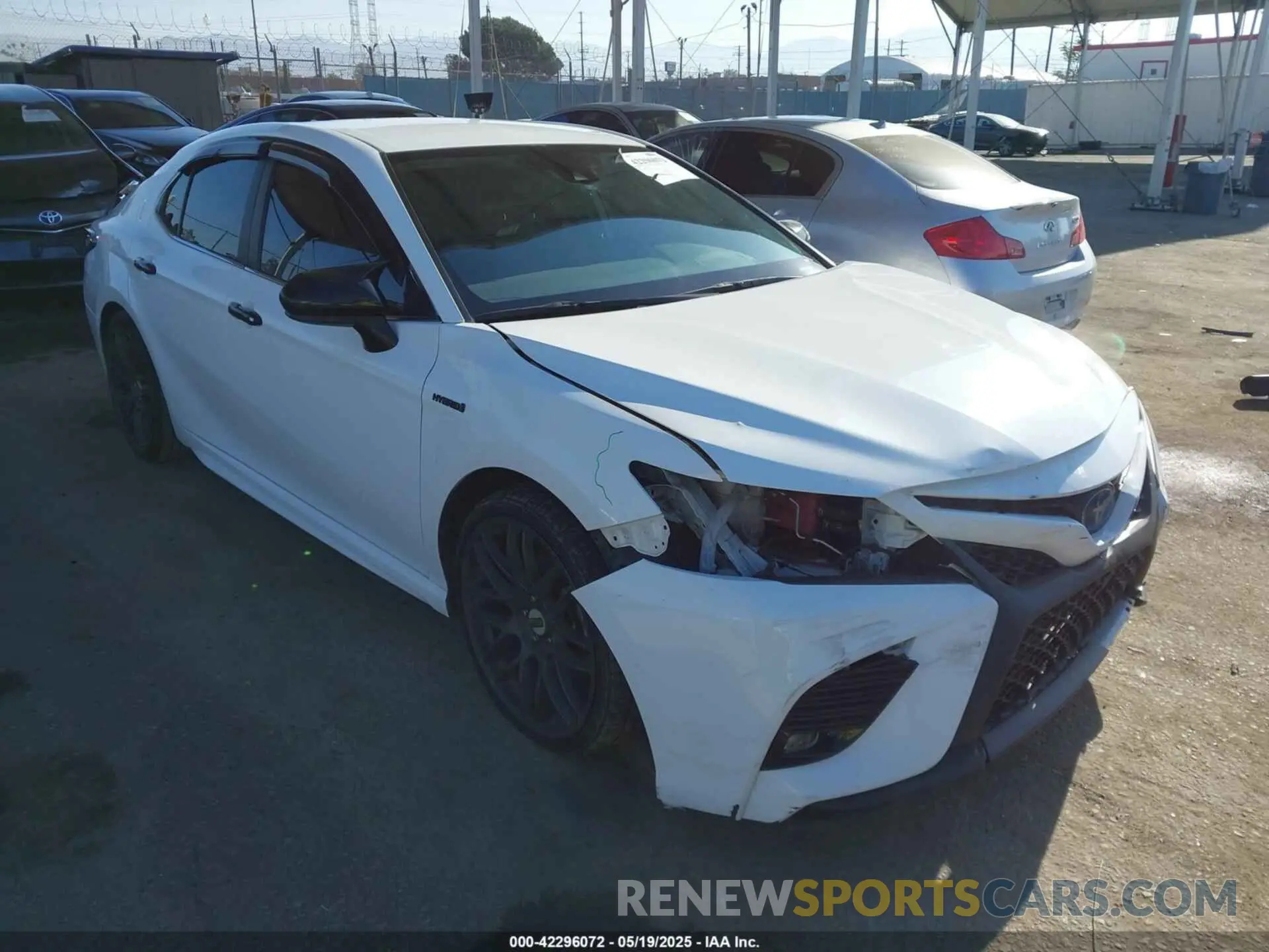 1 Photograph of a damaged car 4T1B21HK1KU521525 TOYOTA CAMRY HYBRID 2019