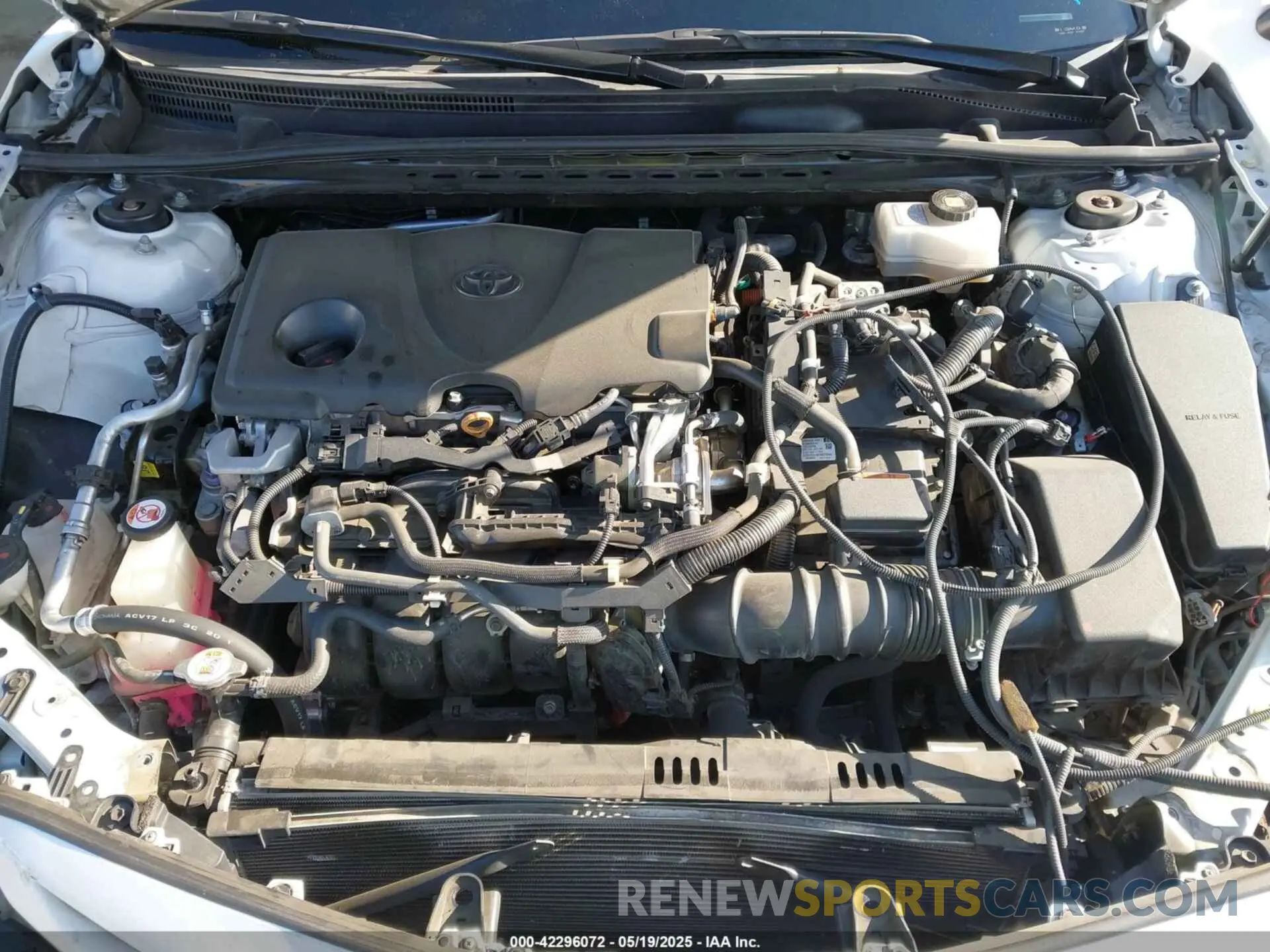 10 Photograph of a damaged car 4T1B21HK1KU521525 TOYOTA CAMRY HYBRID 2019