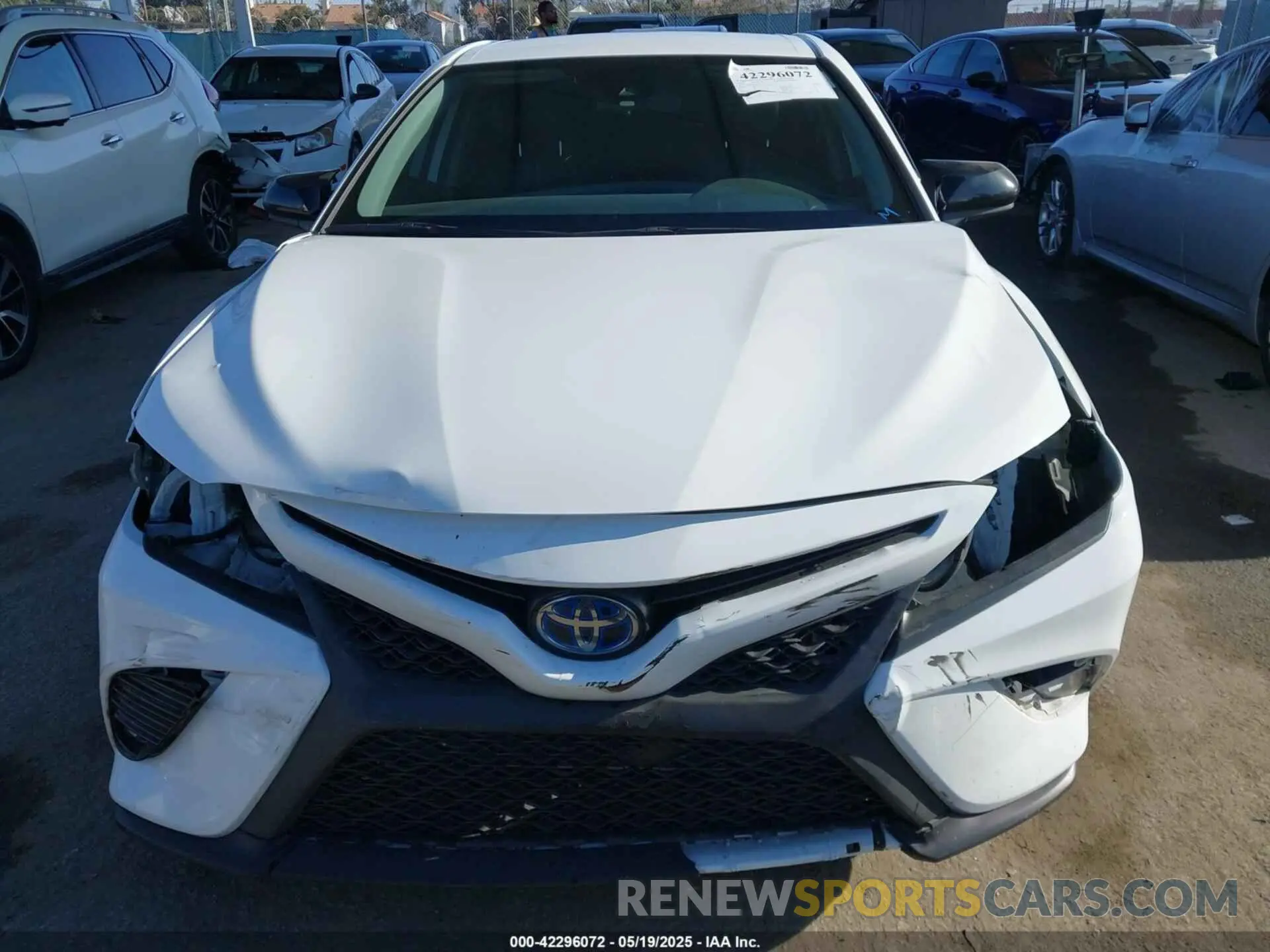 13 Photograph of a damaged car 4T1B21HK1KU521525 TOYOTA CAMRY HYBRID 2019