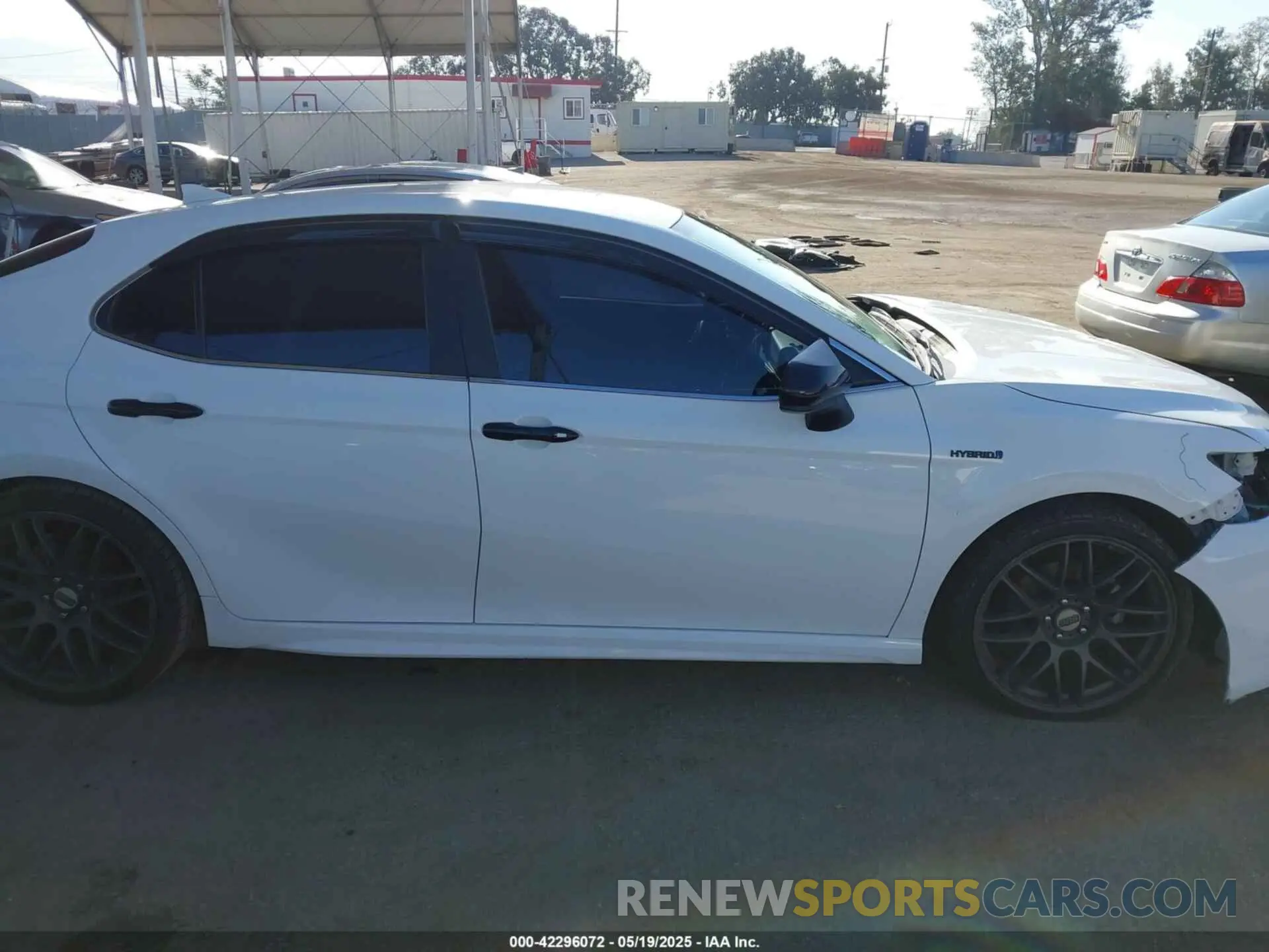 14 Photograph of a damaged car 4T1B21HK1KU521525 TOYOTA CAMRY HYBRID 2019