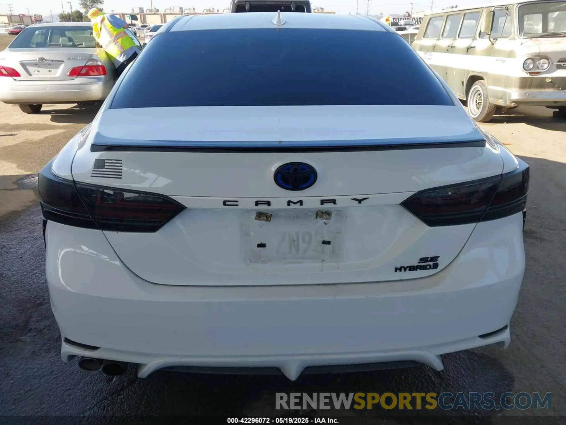 17 Photograph of a damaged car 4T1B21HK1KU521525 TOYOTA CAMRY HYBRID 2019