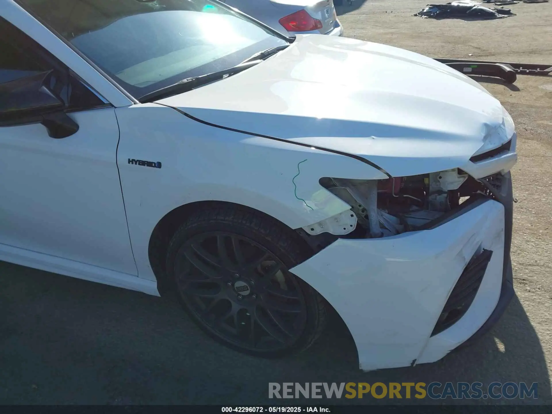 18 Photograph of a damaged car 4T1B21HK1KU521525 TOYOTA CAMRY HYBRID 2019