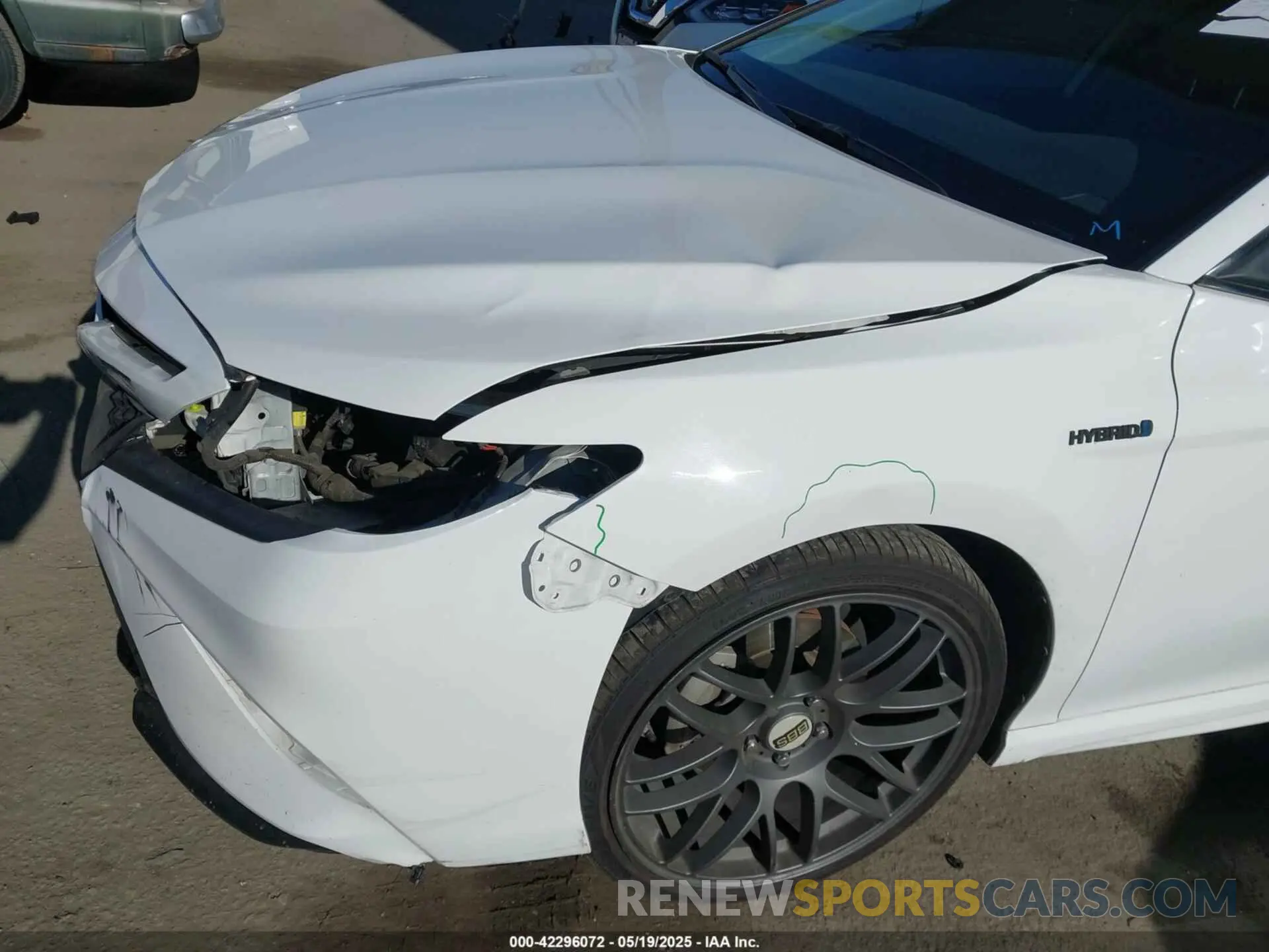 19 Photograph of a damaged car 4T1B21HK1KU521525 TOYOTA CAMRY HYBRID 2019