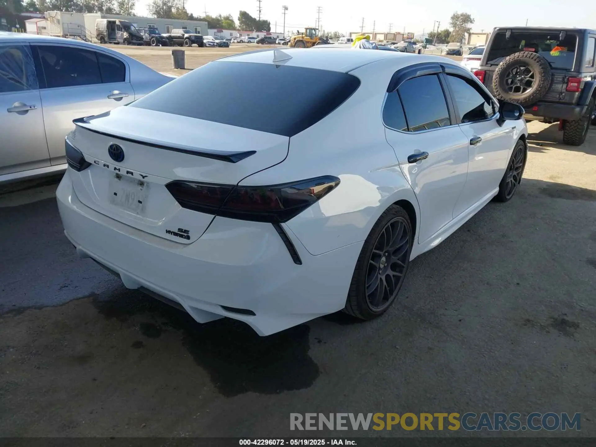 4 Photograph of a damaged car 4T1B21HK1KU521525 TOYOTA CAMRY HYBRID 2019