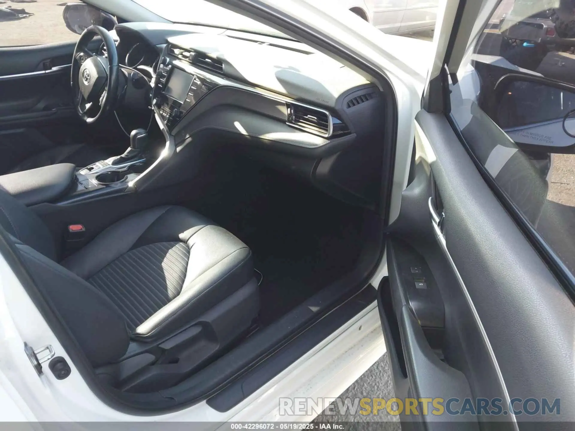 5 Photograph of a damaged car 4T1B21HK1KU521525 TOYOTA CAMRY HYBRID 2019