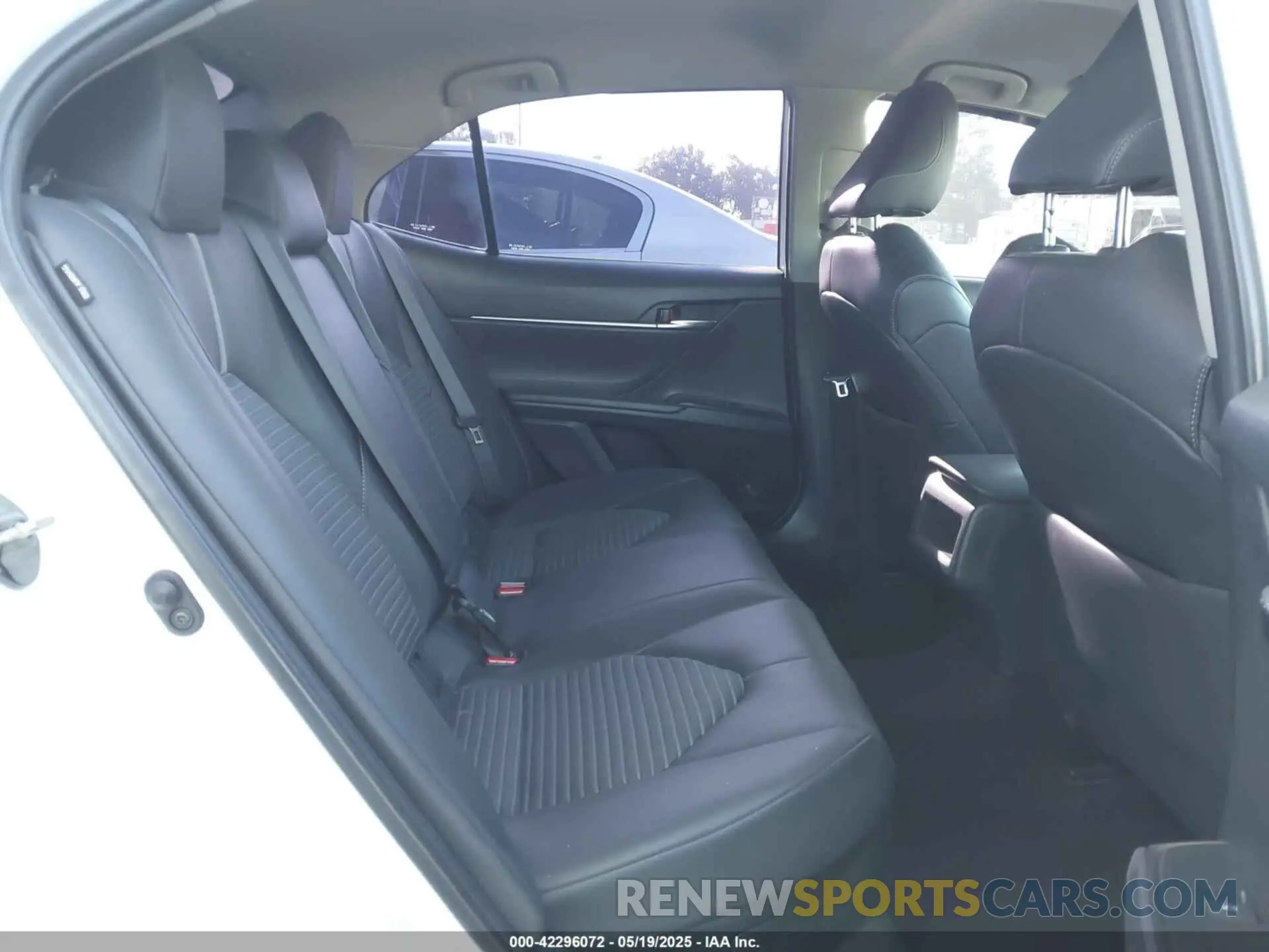 8 Photograph of a damaged car 4T1B21HK1KU521525 TOYOTA CAMRY HYBRID 2019
