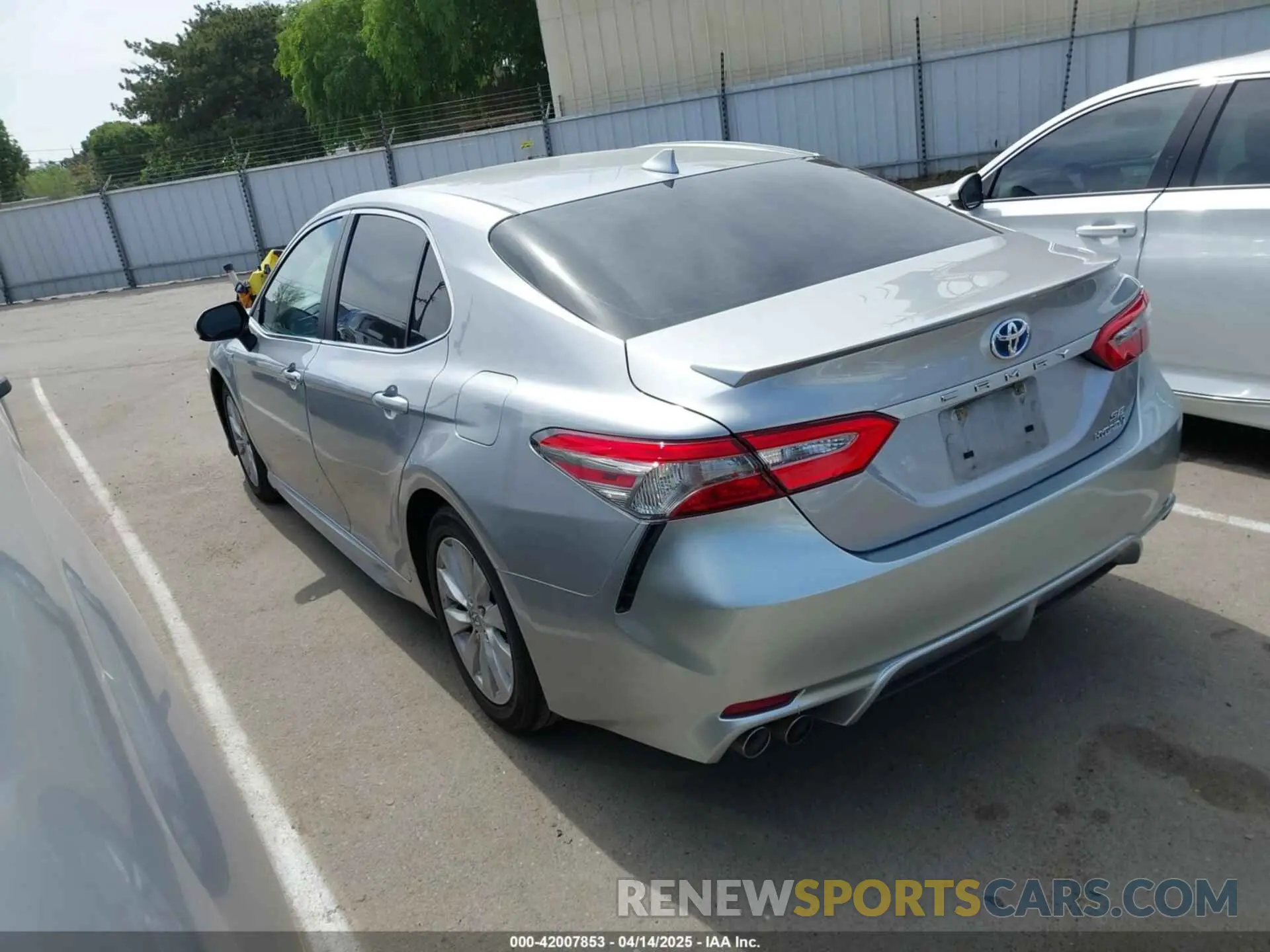 3 Photograph of a damaged car 4T1B21HK2KU011328 TOYOTA CAMRY HYBRID 2019