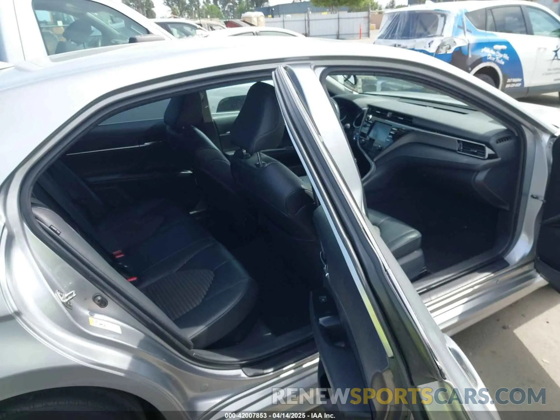 8 Photograph of a damaged car 4T1B21HK2KU011328 TOYOTA CAMRY HYBRID 2019