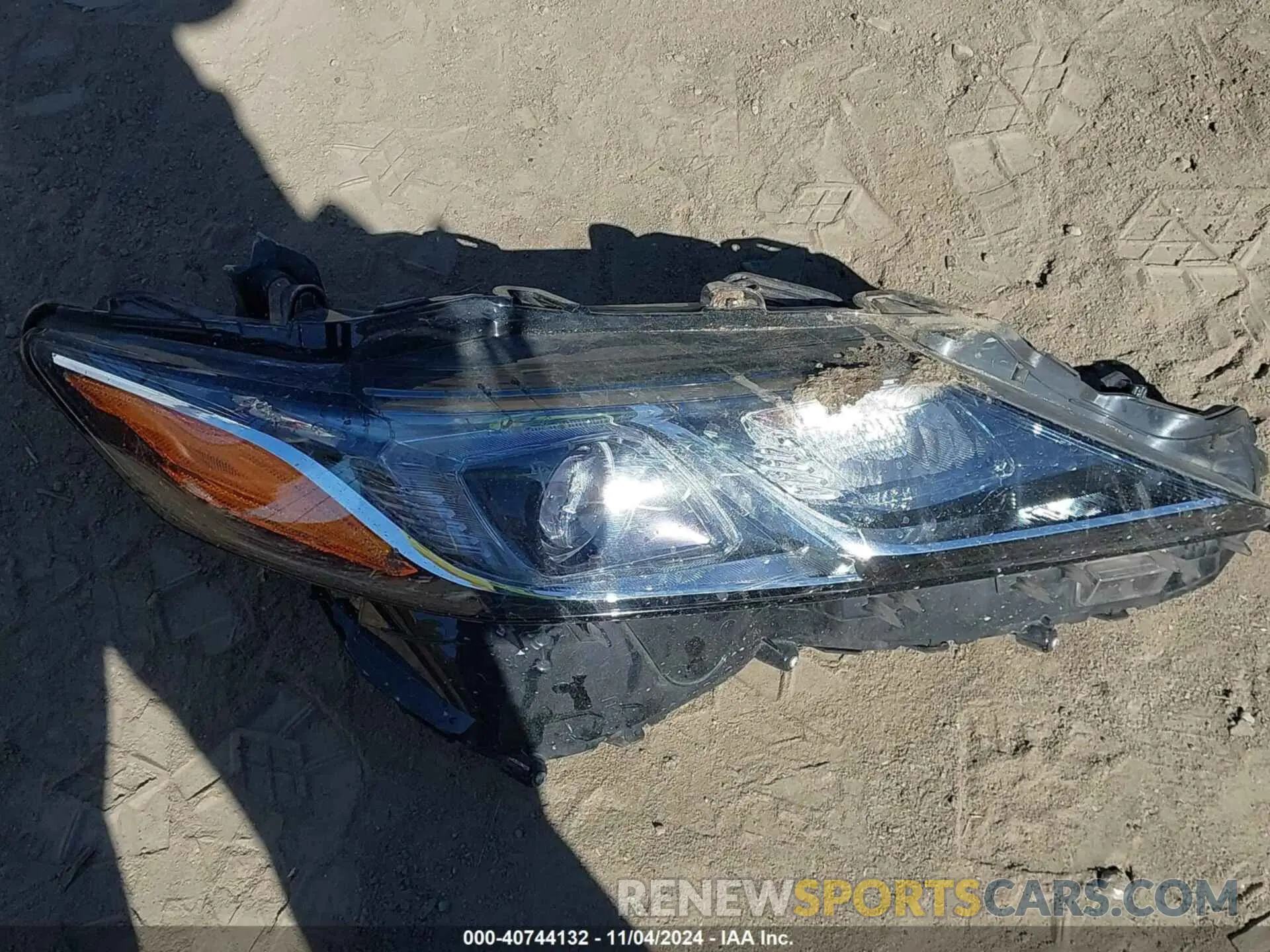 18 Photograph of a damaged car 4T1B21HK3KU521493 TOYOTA CAMRY HYBRID 2019