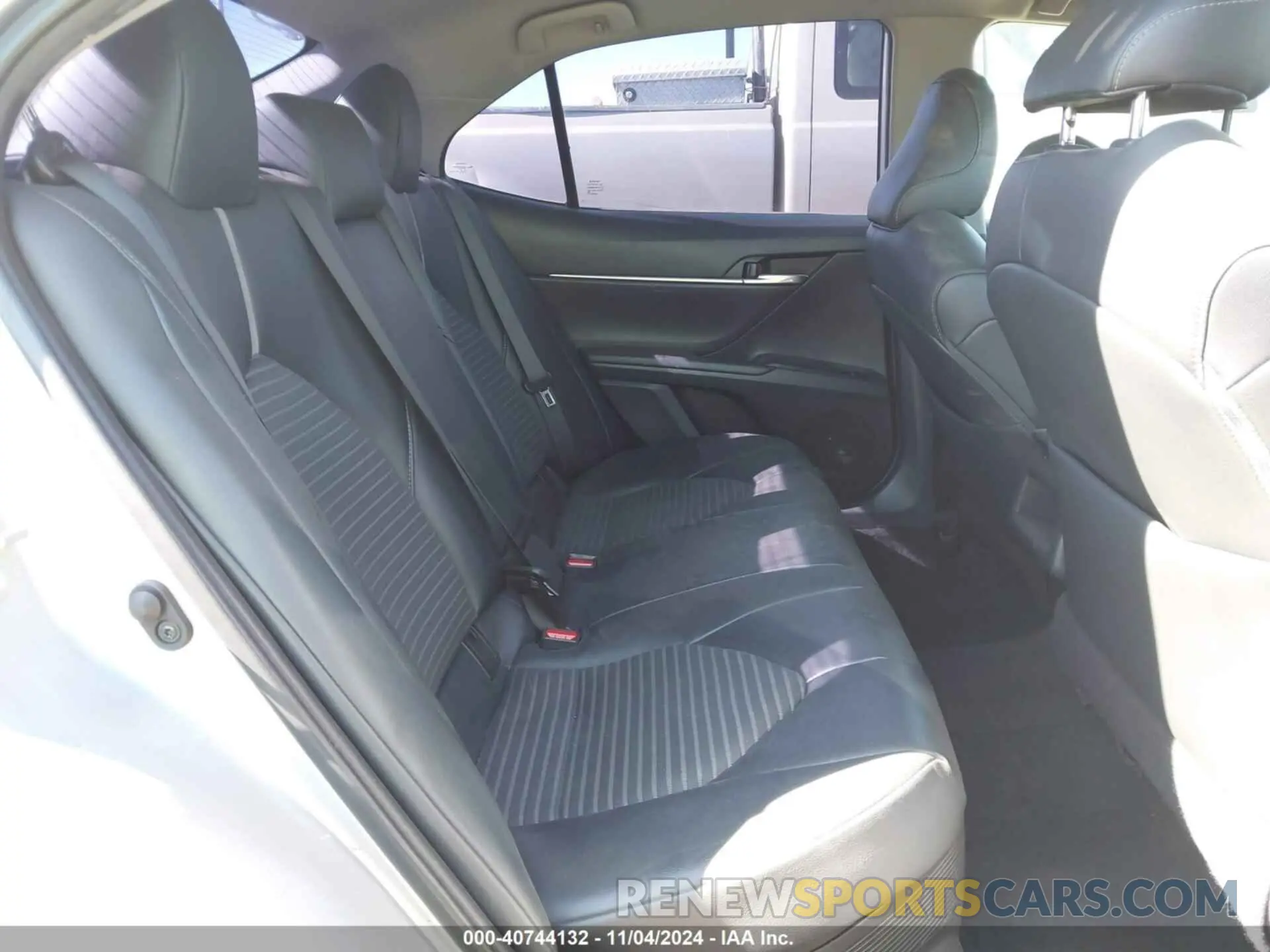 8 Photograph of a damaged car 4T1B21HK3KU521493 TOYOTA CAMRY HYBRID 2019