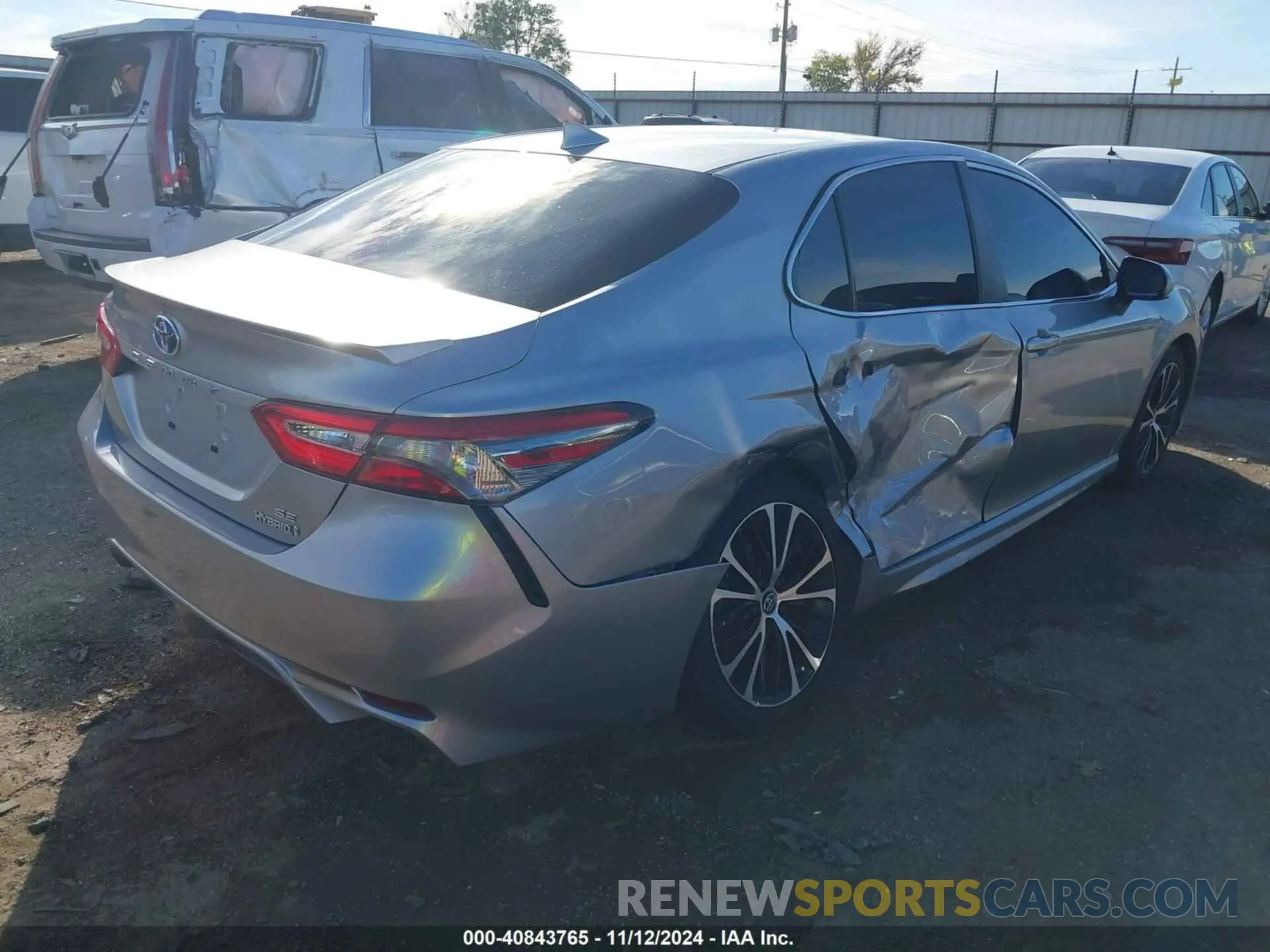 4 Photograph of a damaged car 4T1B21HK4KU515704 TOYOTA CAMRY HYBRID 2019